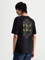 Alpinestars Latitude Oversized CSF t-shirt, kortärmad sportswear-t-shirt för vardagsbruk, unisex, svart med stor grön och orange grafik på ryggen föreställande en glob och AST ARS-märkning, mjuk bomullsblandning, avslappnad oversized passform