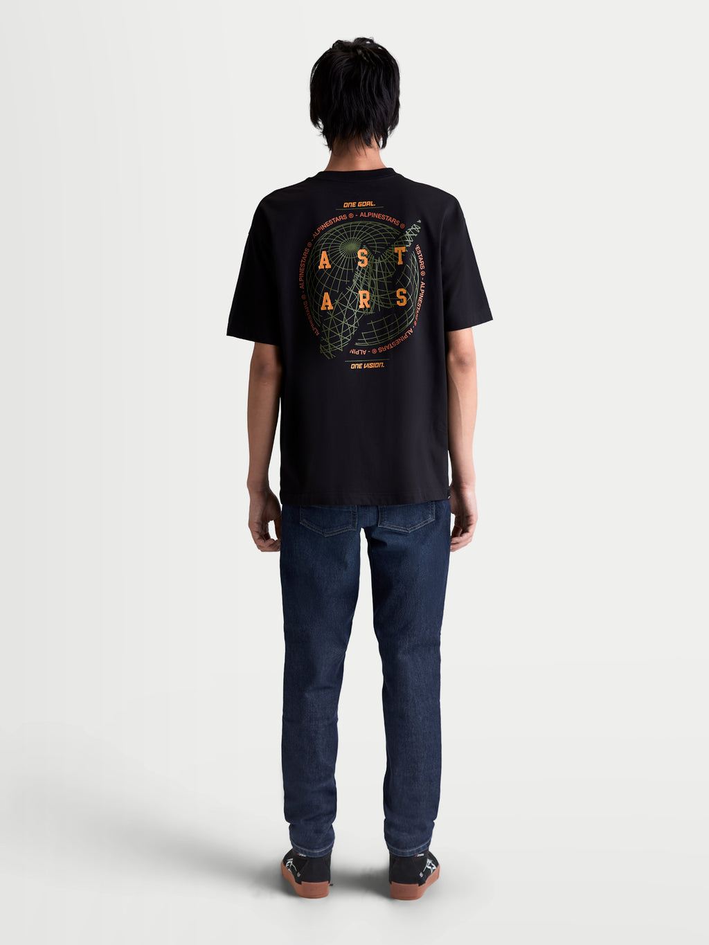 Alpinestars Latitude Oversized CSF T-shirt, svart sportswear-T-shirt, vy bakifrån med grön globgrafik och orange ASTARS-logotyp, avslappnad oversized passform, premium bomull-polyesterblandning för vardagsbruk