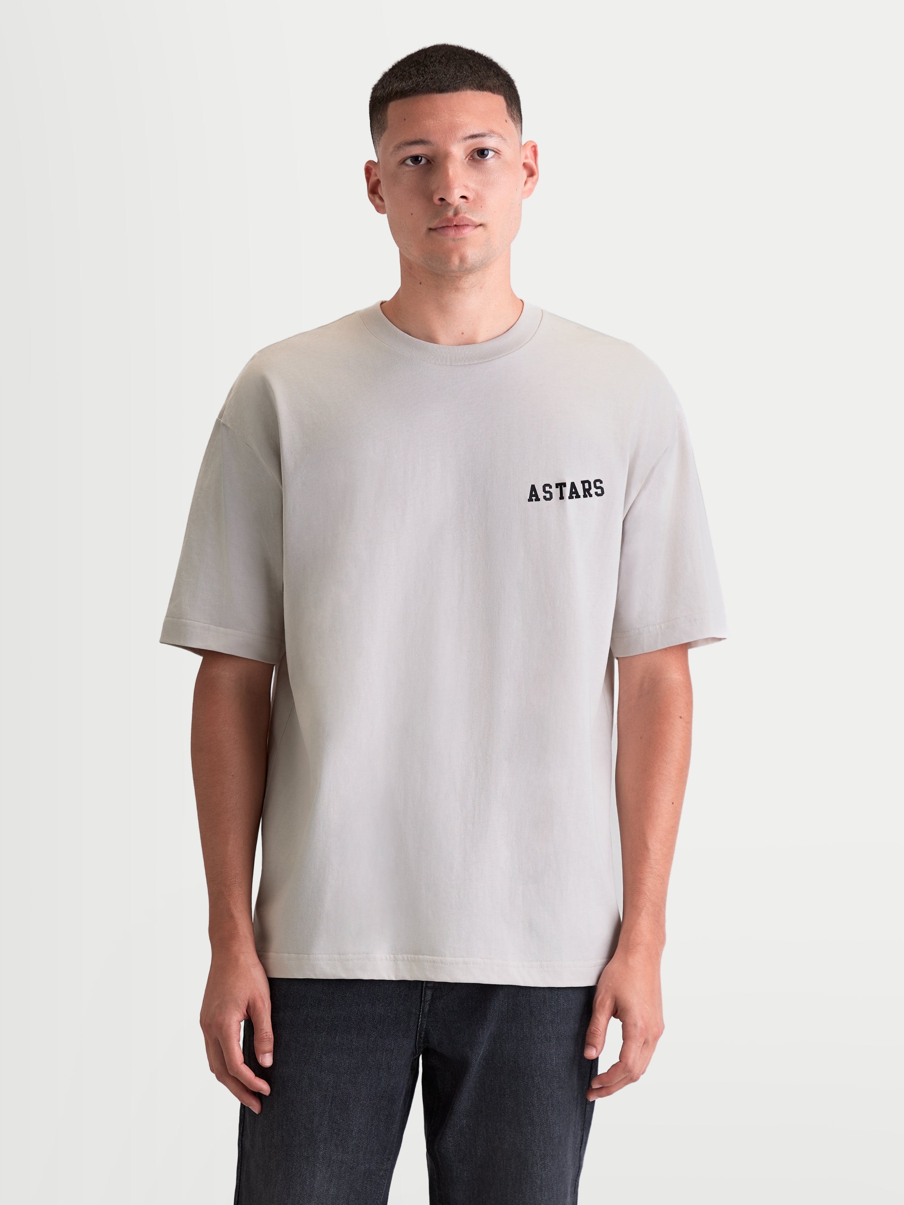 Alpinestars Latitude Oversized CSF t-shirt, kortärmad herrt-shirt, cementgrå, avslappnad oversized passform, svart Astars-ordmärke på bröstet, motorsportinspirerad sportswear