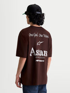 Alpinestars Post Oversized CSF t-shirt, brun kortärmad t-shirt i sportswear-stil, ryggvy på modell med vit grafik "One Goal. One Vision." och Astars-branding, oversized passform i mjuk bomulls- och polyesterblandning.