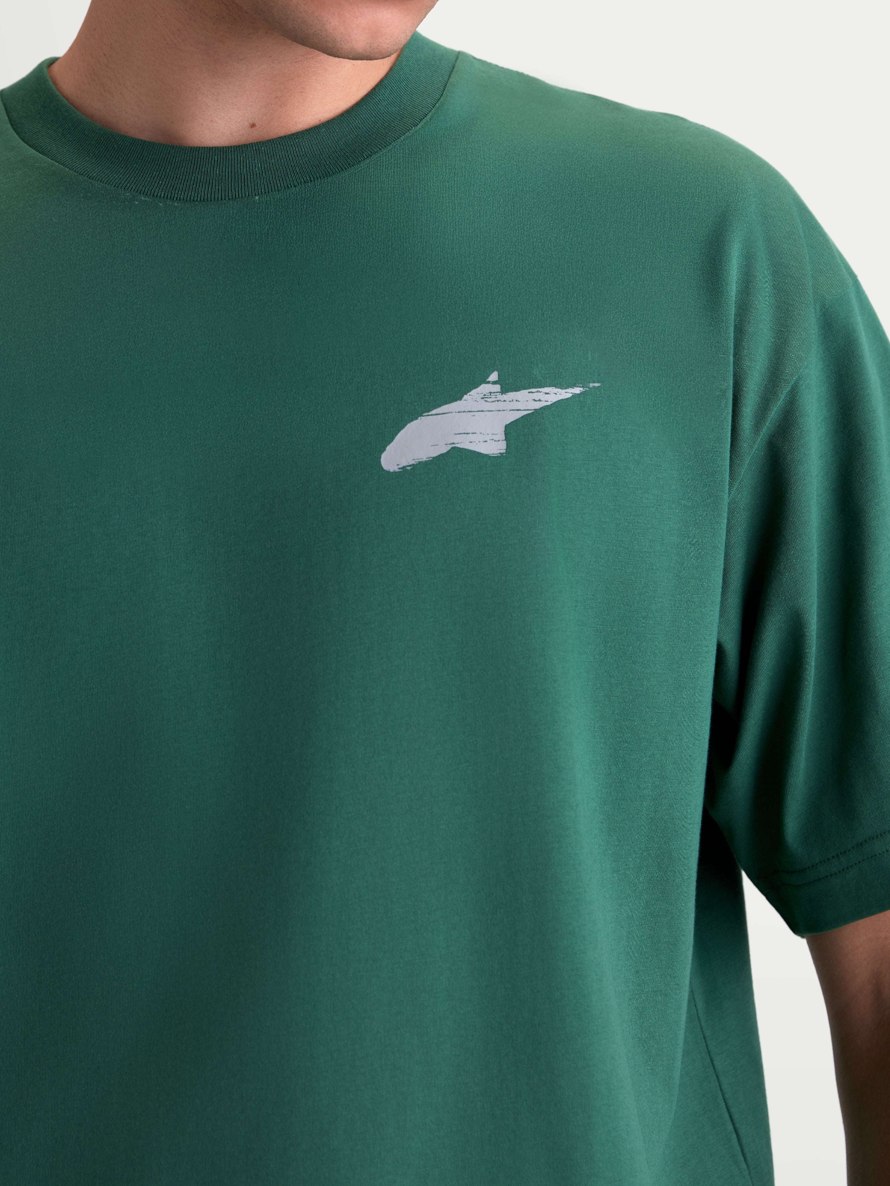 Alpinestars Checkback Oversized CSF t-shirt, grön kortärmad sportswear-t-shirt, närbild som visar den vita Astars-logotypen på bröstet, oversized passform, mjuk handtryckt finish, premium bomulls- och polyesterblandning