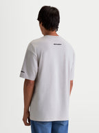 Alpinestars Mandate Oversized CSF T-shirt, kortärmad sportswear-t-shirt för herrar, cementgrå, pufftryckt Alpinestars-logotyp på axeln och ärmen, avslappnad oversized passform, bakifrån på modell.