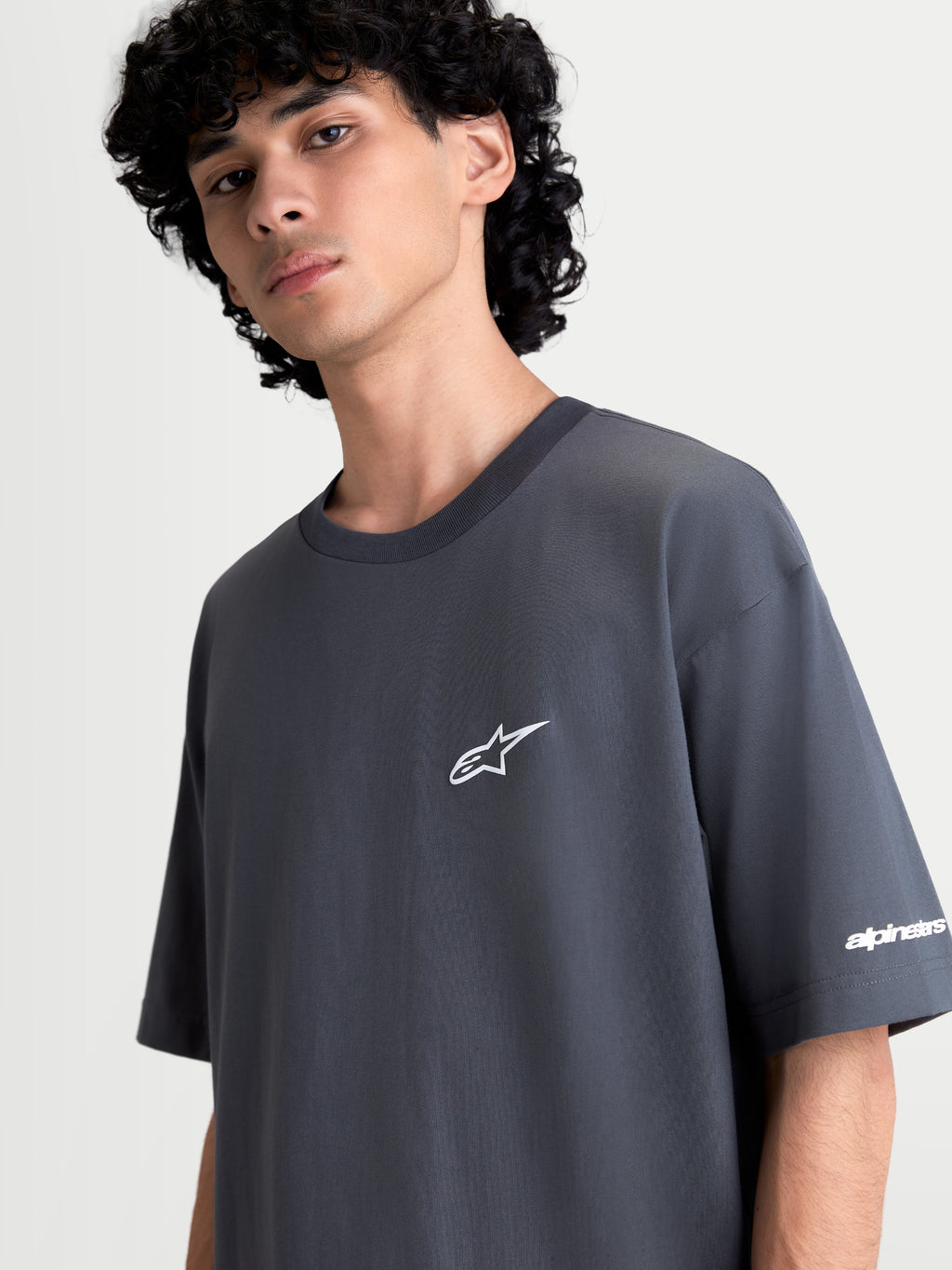 Alpinestars Mandate Oversized CSF t-shirt, grå kortärmad t-shirt med vit pufftryckt Astars-logotyp på bröstet och grafik på ärmen, avslappnad oversized passform, bekväm sportswear för herr och dam