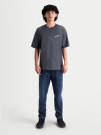 Alpinestars Mandate Oversized CSF t-shirt, kortärmad herr-t-shirt i mörkgrå bomull-polyesterblandning, avslappnad oversized passform med vit pufftryckt Astars-logotyp på bröstet, streetwear-stil.