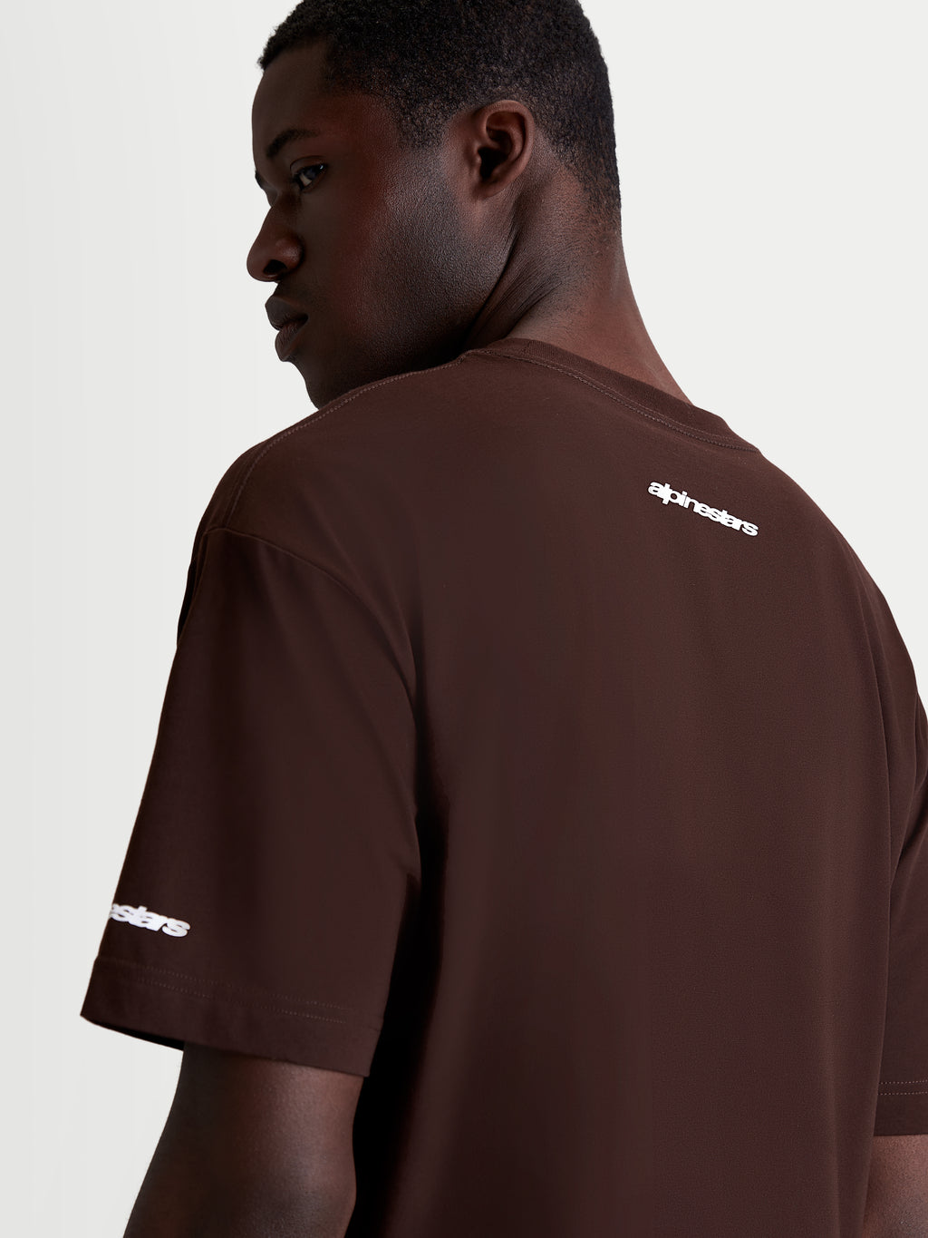 Alpinestars Mandate Oversized CSF T-shirt, brun herr-t-shirt med vita pufftryckta logotyper på axeln och ärmen, avslappnad oversized passform, mjuk bomulls- och polyesterblandning.