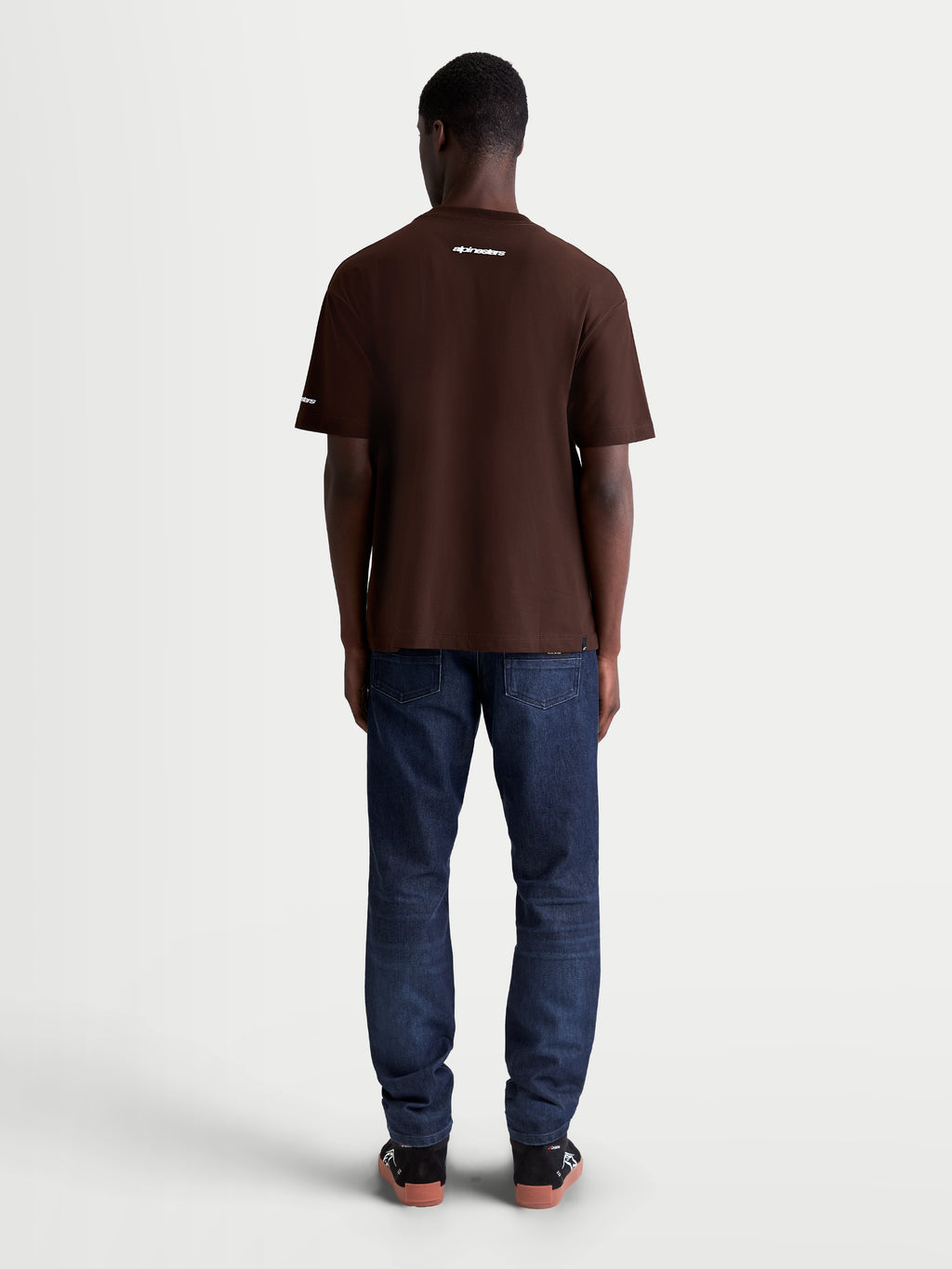 Alpinestars Mandate Oversized CSF t-shirt, brun kortärmad sportswear-t-shirt för herrar, avslappnad oversized passform, vit logotypgrafik på ryggen, ryggvy på modell