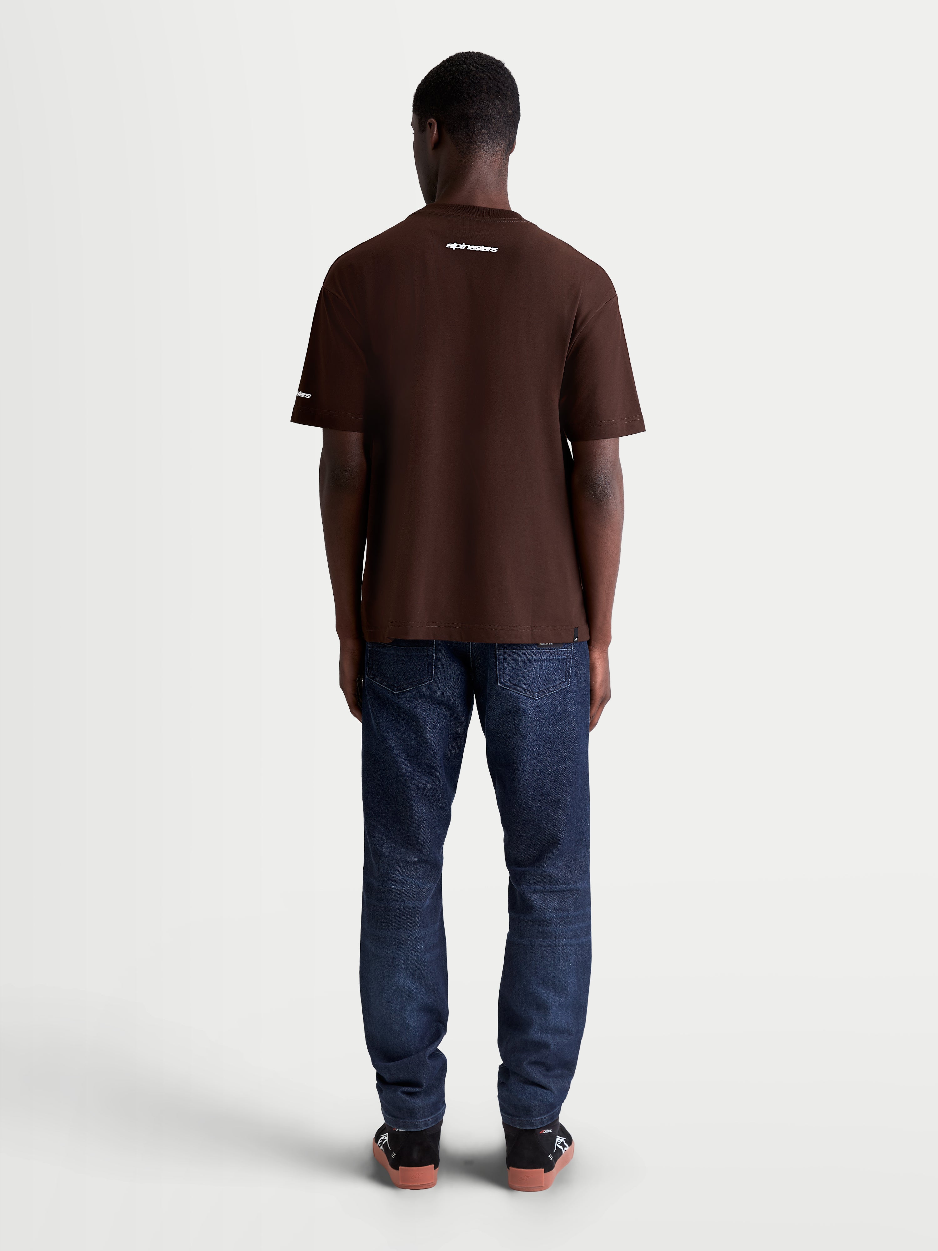 Alpinestars Mandate Oversized CSF t-shirt, brun kortärmad sportswear-t-shirt för herrar, avslappnad oversized passform, vit logotypgrafik på ryggen, ryggvy på modell