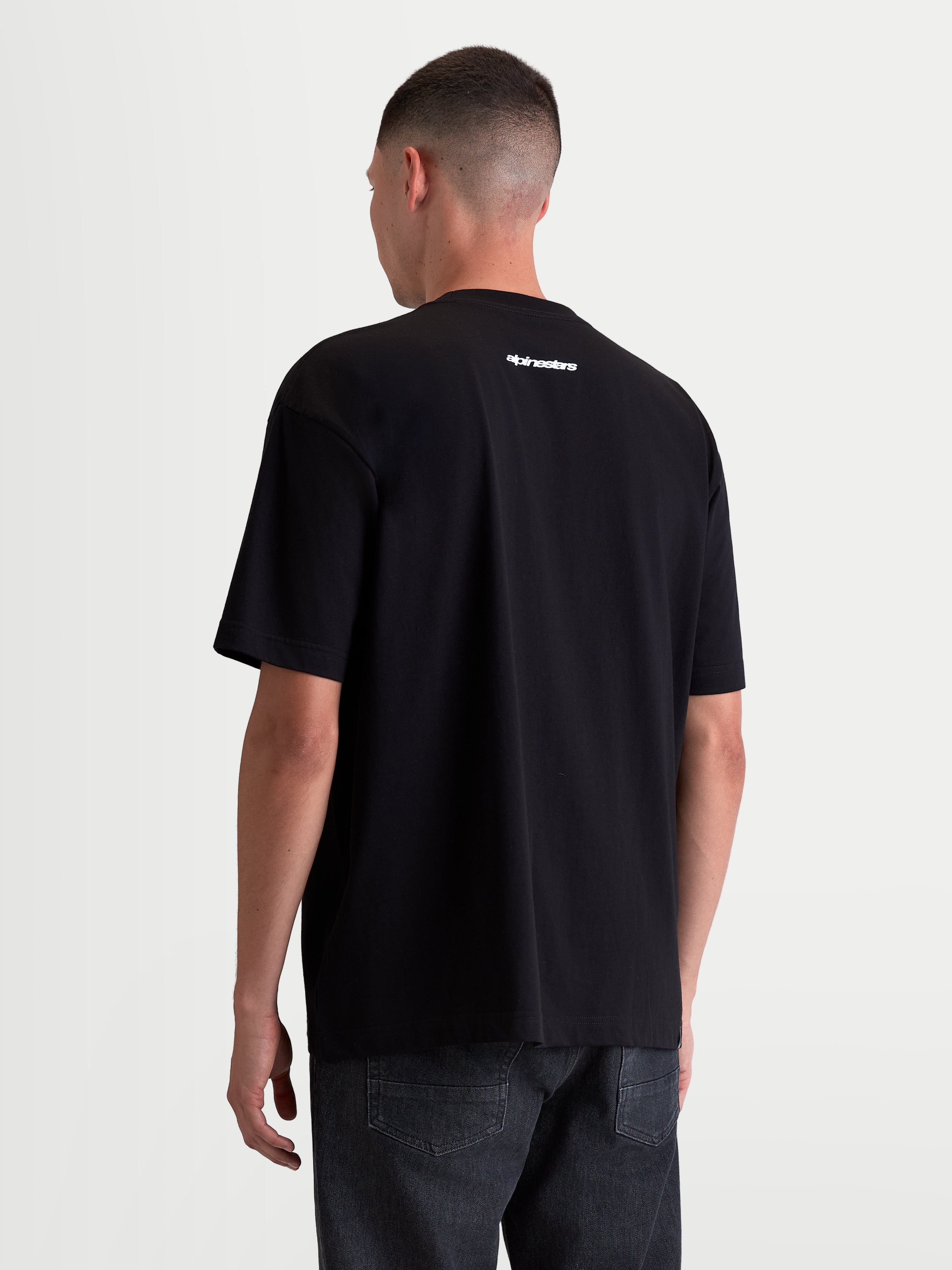 Alpinestars Prelude Oversized CSF t-shirt, svart kortärmad t-shirt i oversized passform för herrar, litet vitt Alpinestars-ordmärke på ryggen, mjuk bomull-polyesterblandning, vy bakifrån på modell
