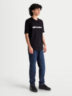 Alpinestars Race Wordmark CSF t-shirt, kortärmad sportswear-t-shirt för herrar, svart med vit logotyp på bröstet, mjuk bomulls- och polyesterblandning, casual motorsportstil.