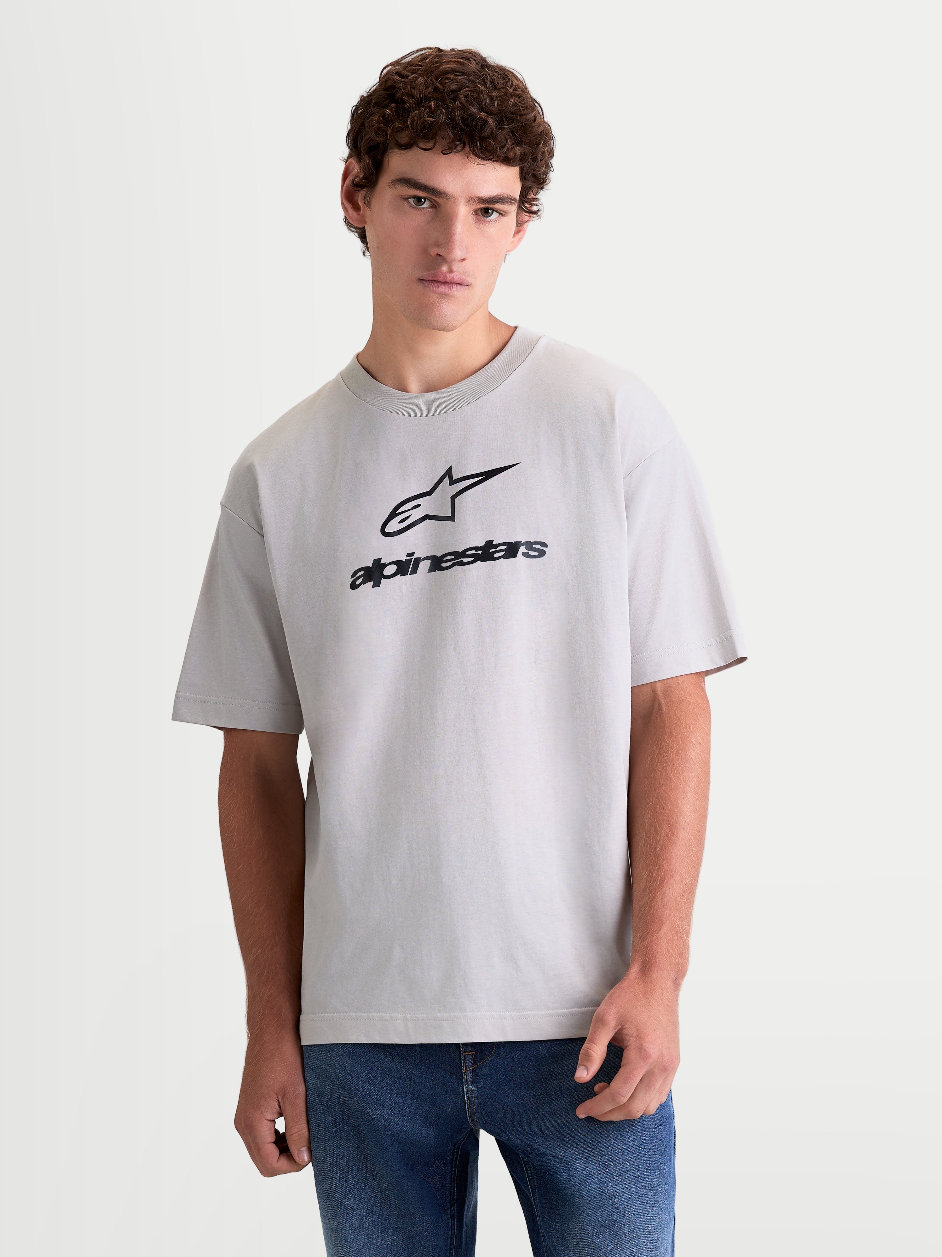 Alpinestars Prelude Oversized CSF t-shirt, kortärmad sportswear-t-shirt i grått med svart Astars-logotyp på bröstet, avslappnad passform, modell sedd framifrån