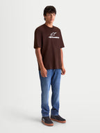 Alpinestars Prelude Oversized CSF T-shirt, brun kortärmad t-shirt i oversized passform med vit Astars-logotyp, mjuk bomull-polyesterblandning för sportswear, modellvy.