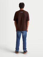 Alpinestars Prelude Oversized CSF T-shirt, brun kortärmad t-shirt för herrar, vy bakifrån på modell med en liten vit Alpinestars-logotyp i nacken, oversized avslappnad passform.