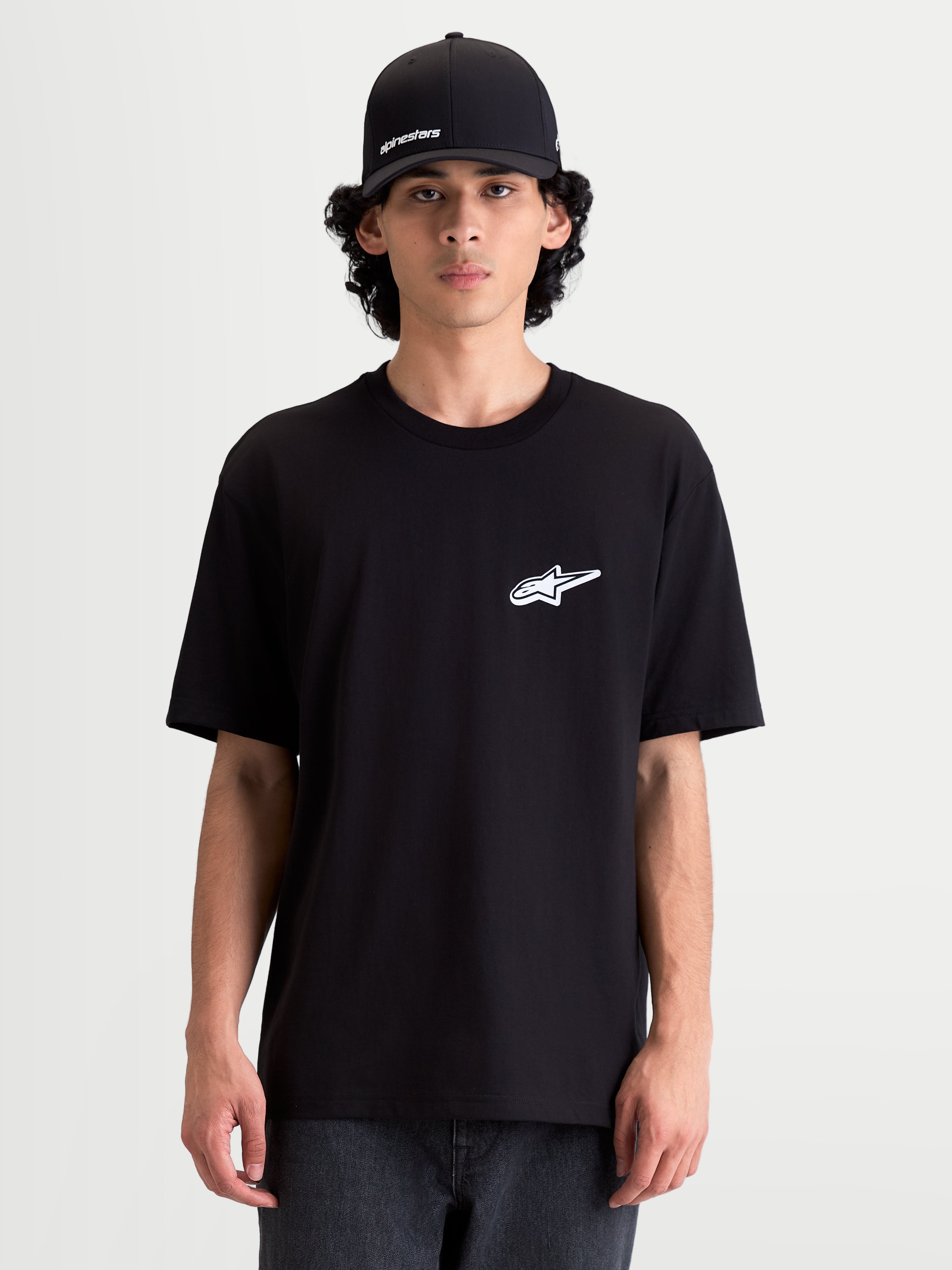 Alpinestars Meteor CSF t-shirt, kortärmad sportswear t-shirt för herrar, svart med vit Astars-logotyp på bröstet, vardagliga motorsportkläder bärs av en modell