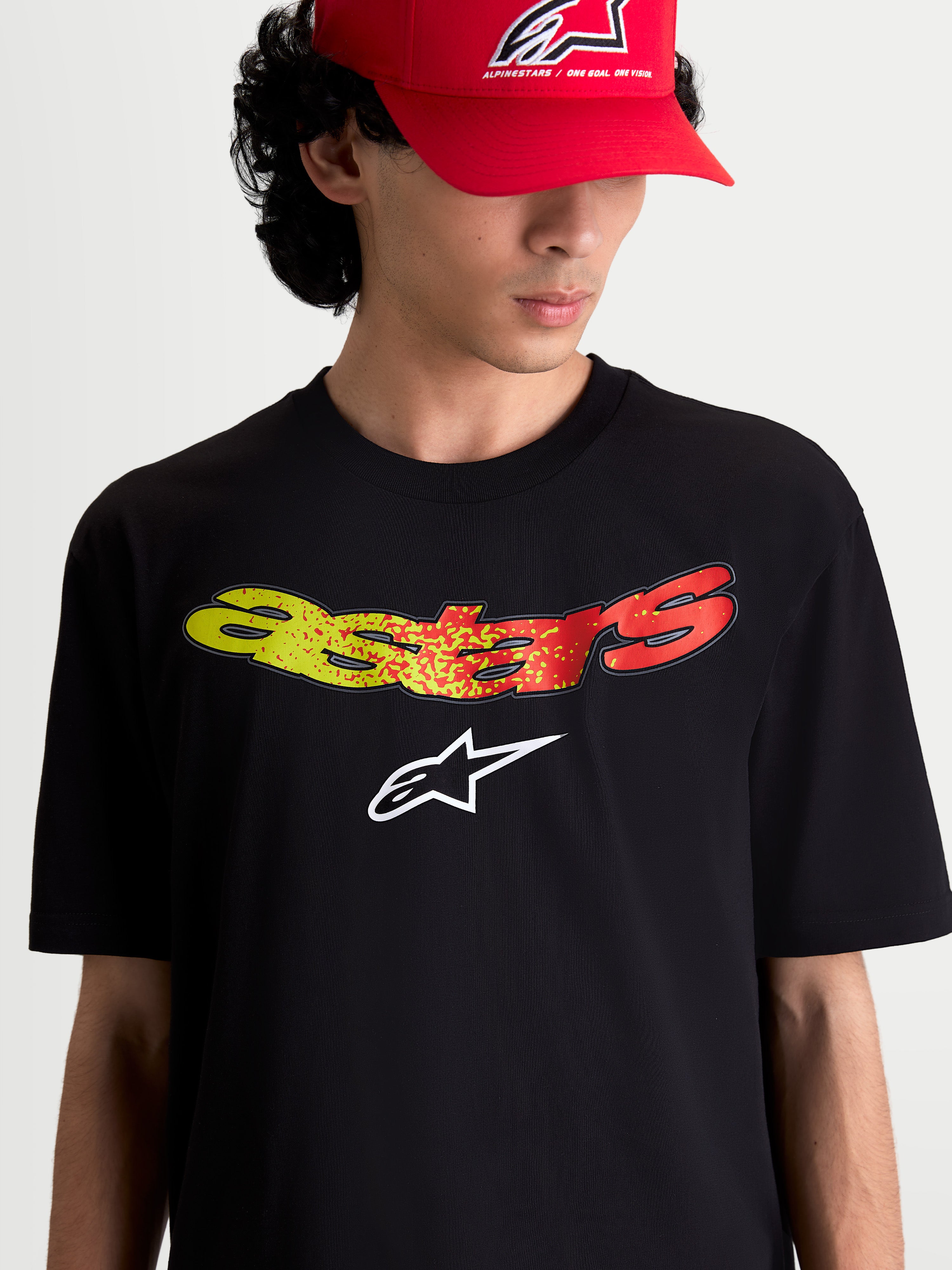 Alpinestars Elliptogrit CSF T-shirt, svart kortärmad t-shirt för herrar med gul och röd gradient Astars-logotyp på bröstet, mjukt tryck, bekväm sportswear för vardagsbruk.