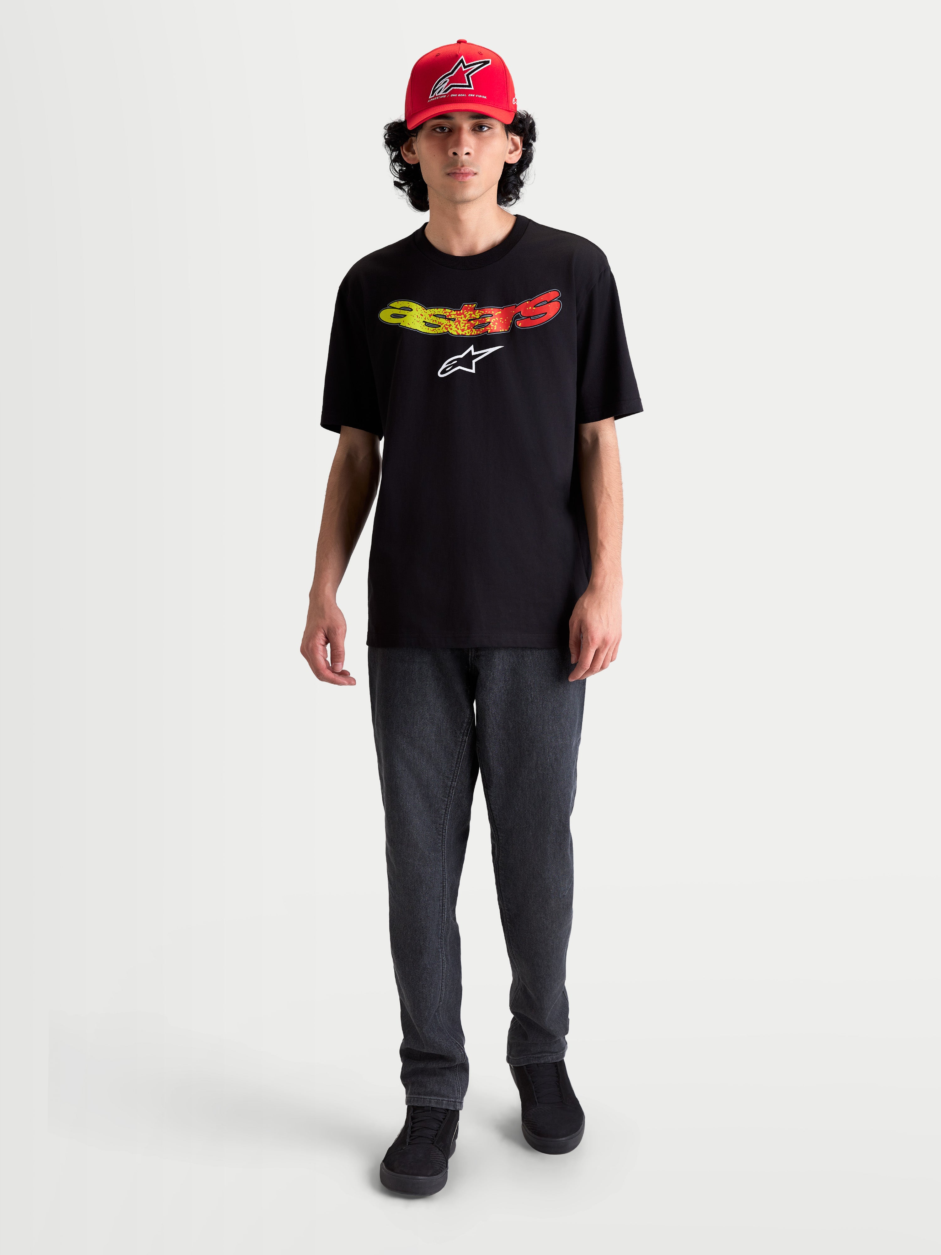 Alpinestars Elliptogrit CSF t-shirt, kortärmad t-shirt för herrar, svart med gul och röd färggradient på Astars-logotypen, bekvämt sportswear-plagg i bomullsblandning för vardagsbruk.