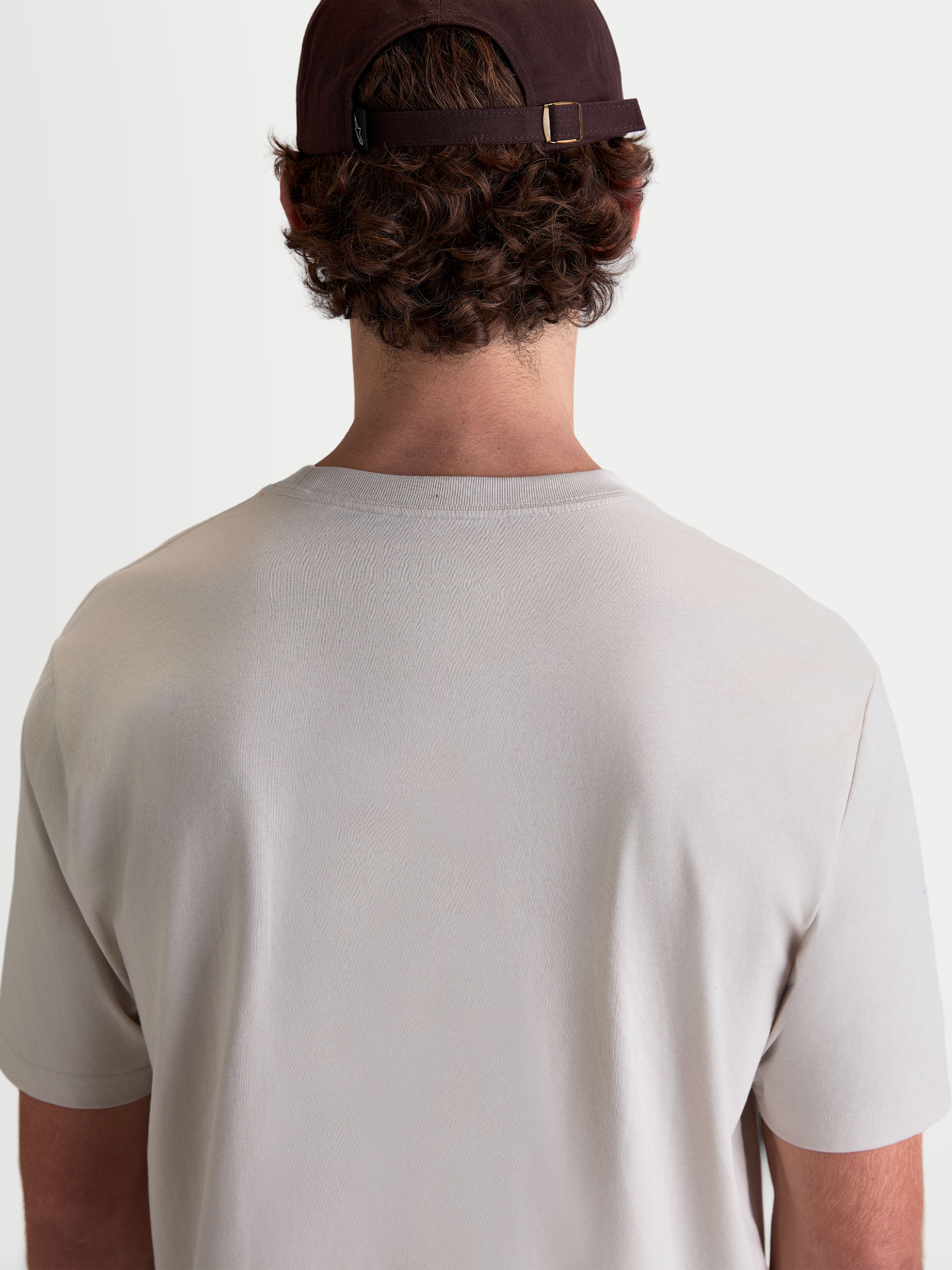 Alpinestars Elliptogrit CSF t-shirt, kortärmad sportswear-t-shirt, cementgrå, ryggvy av modell som bär en premium bomulls- och polyesterblandning för vardagsbruk och casual lifestyle.