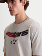 Alpinestars Elliptogrit CSF t-shirt, kortärmad herr-t-shirt i grå, närbild på bröstet med böjd Astars-logotyp i röd och svart gradientgrafik, motorsport-streetwear i bomullsblandning.