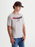 Alpinestars Elliptogrit CSF t-shirt, kortärmad sportswear t-shirt för herrar, grå med röd och svart gradient Astars-logotyp, mjukt tryck på bröstet, bomullsblandning, on-model vy.