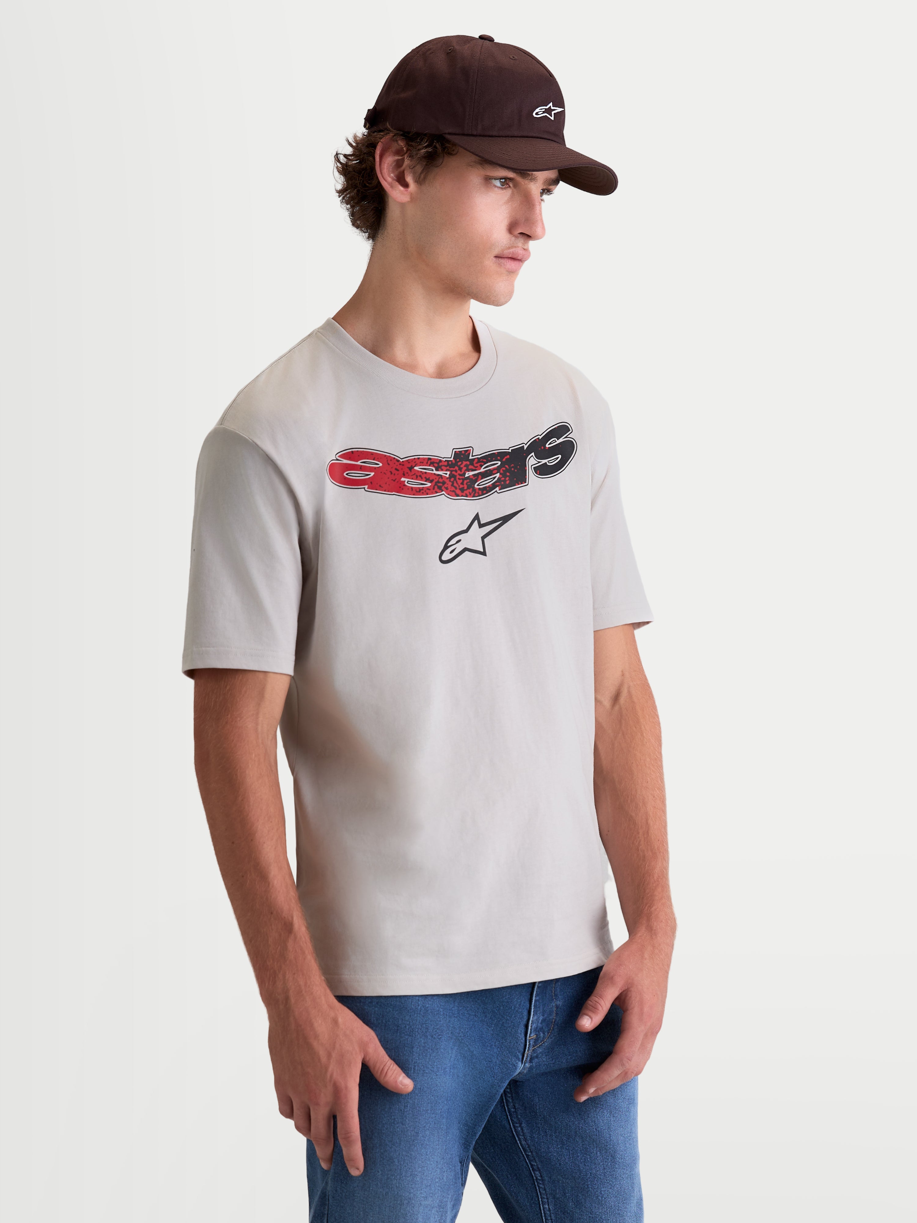 Alpinestars Elliptogrit CSF t-shirt, kortärmad sportswear t-shirt för herrar, grå med röd och svart gradient Astars-logotyp, mjukt tryck på bröstet, bomullsblandning, on-model vy.