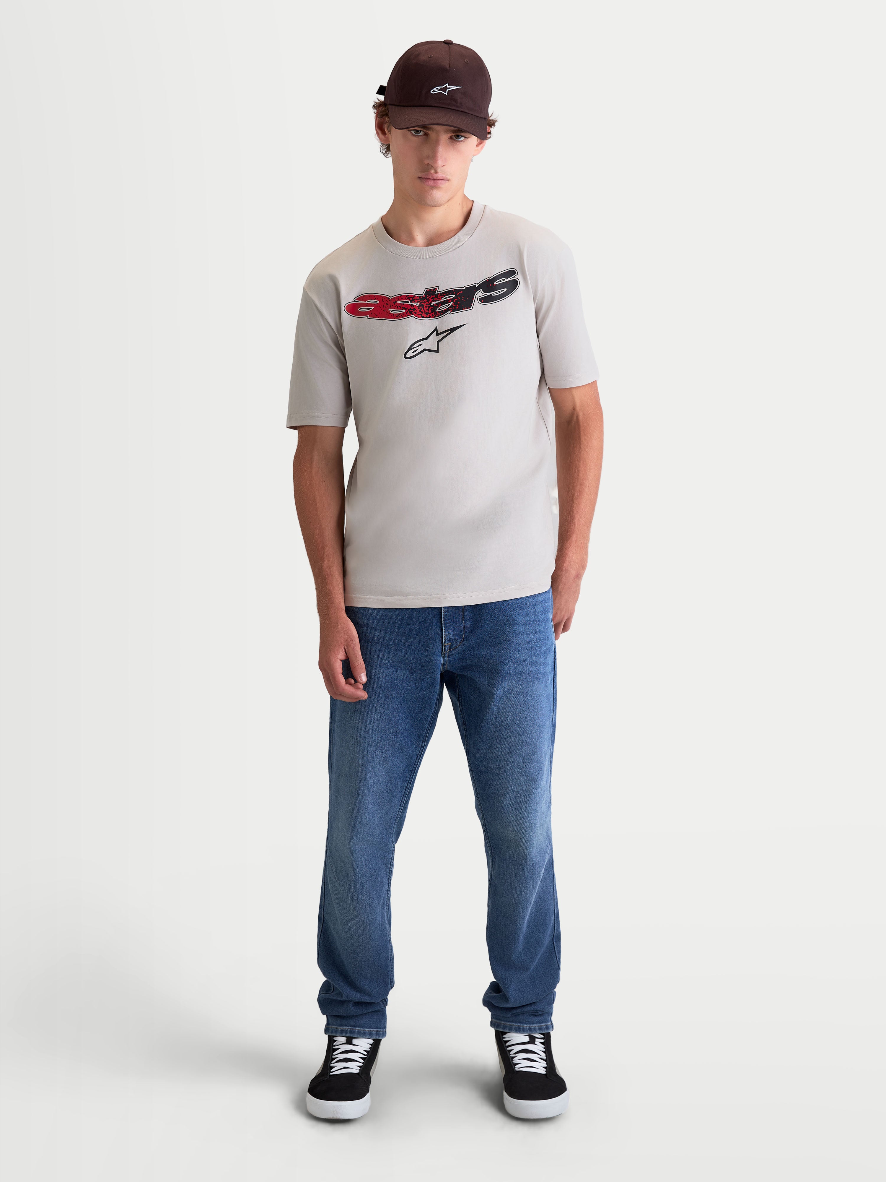 Alpinestars Elliptogrit CSF t-shirt, kortärmad sportswear-t-shirt för herr, cementgrå med frontgrafik bestående av en böjd Astars-logotyp och röd-till-svart färggradient, mjuk bomulls- och polyesterblandning för vardagsbruk, visas på modell.