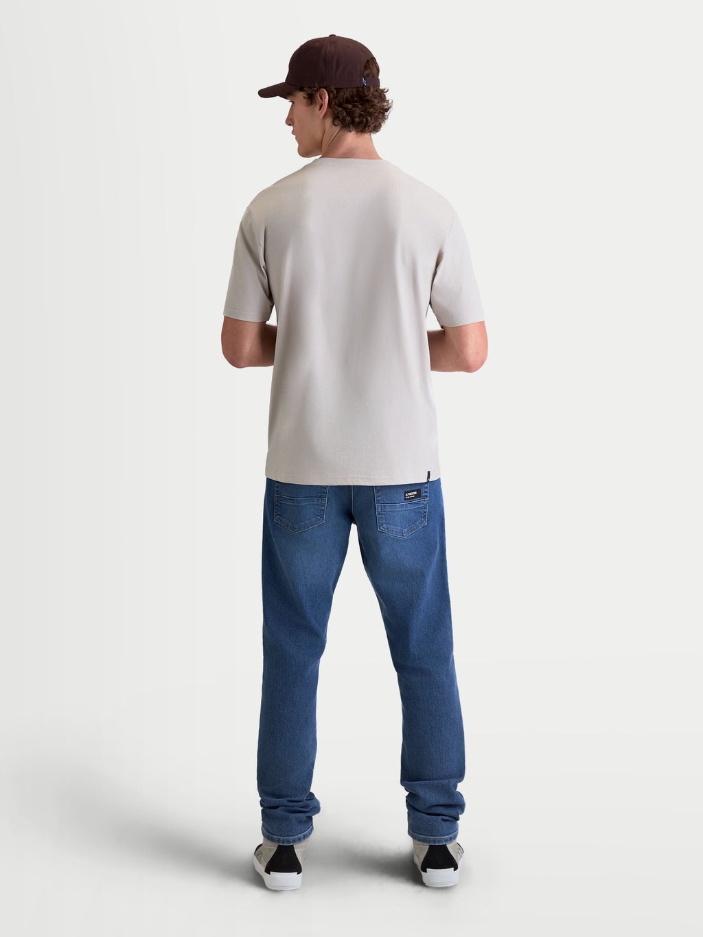 Alpinestars Elliptogrit CSF t-shirt, kortärmad sportswear t-shirt i cementgrå, vy bakifrån på modell, tillverkad i en mjuk bomulls- och polyestermix för en avslappnad motorsport-inspirerad stil.
