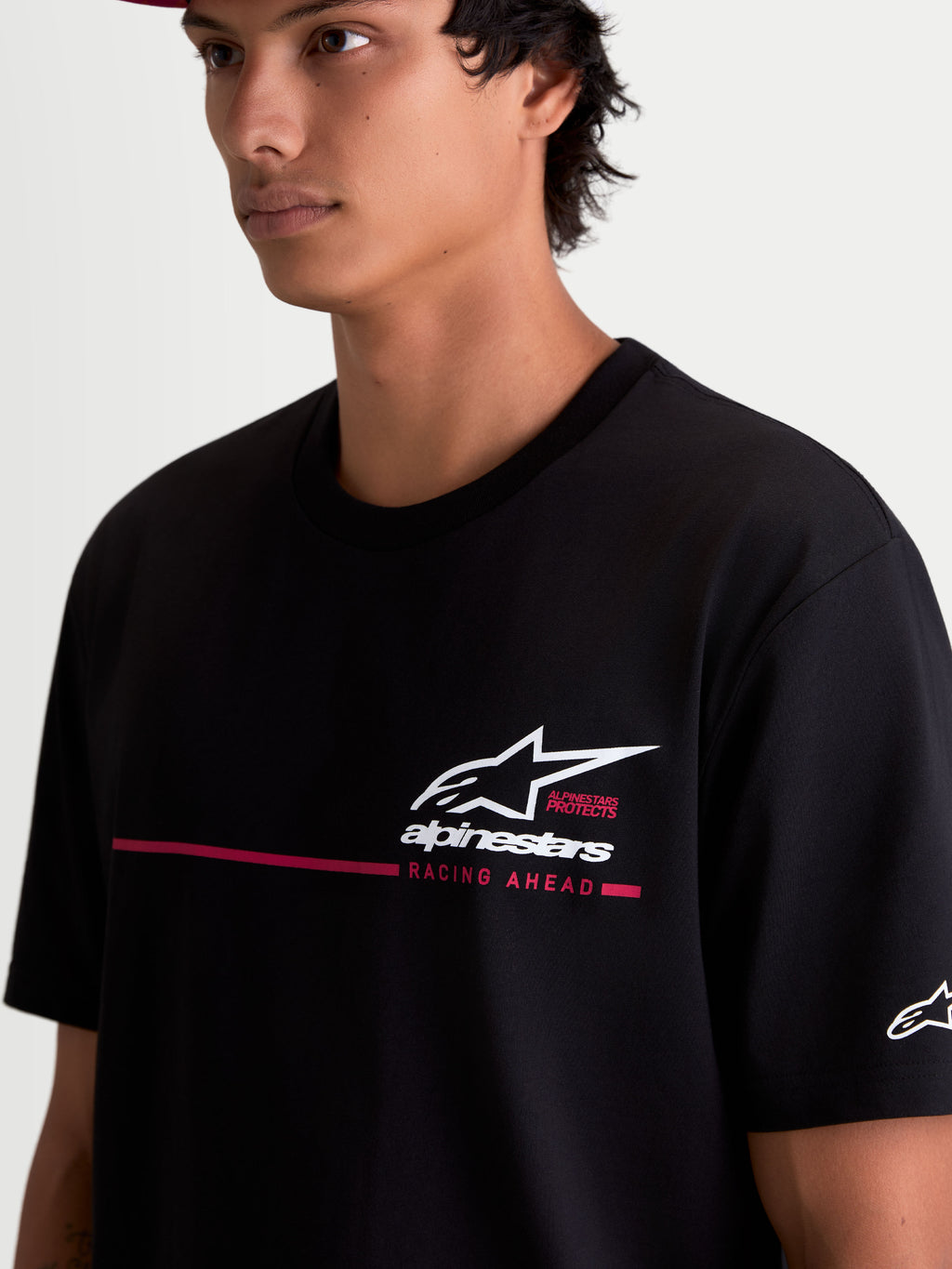 Alpinestars P1 CSF t-shirt, kortärmad sportswear t-shirt för herr, svart med vit och röd racinggrafik, mjuk bomull- och polyesterblandning, motorsportdesign med Racing Ahead-text på bröstet.