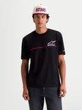 Alpinestars P1 CSF t-shirt, svart kortärmad t-shirt med vit och röd racinglogotyp och Racing Ahead-grafik, herrmodell, mjuk bomulls- och polyesterblandning, frontvy.