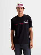 Alpinestars P1 CSF t-shirt, svart kortärmad t-shirt med vit och röd racinglogotyp och Racing Ahead-grafik, herrmodell, mjuk bomulls- och polyesterblandning, frontvy.