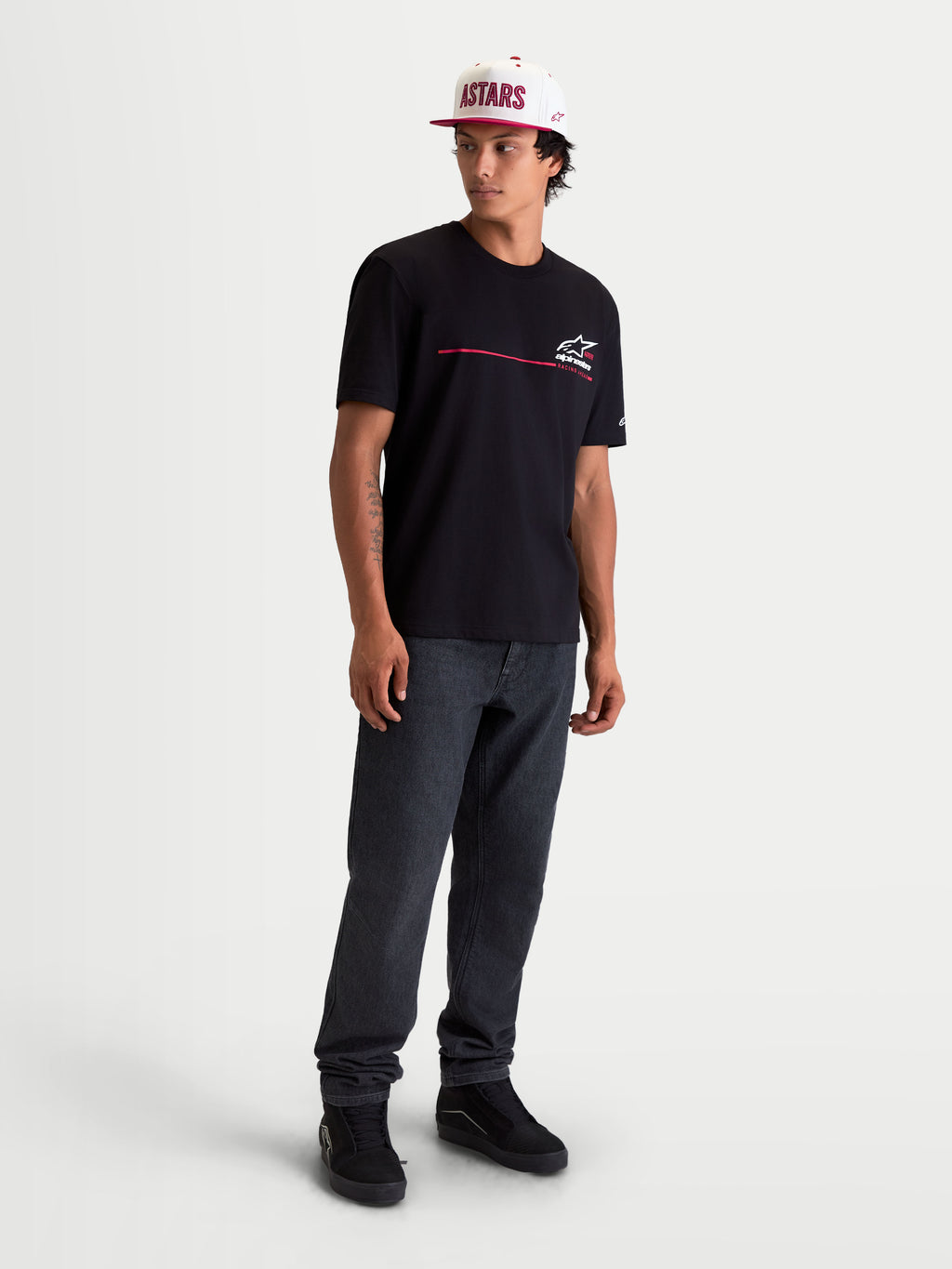 Alpinestars P1 CSF T-shirt, kortärmad sportswear t-shirt för herrar, svart med röd racingrand och logotypgrafik, mjuk finish, motorsport-inspirerad fritidsklädsel visad på modell.