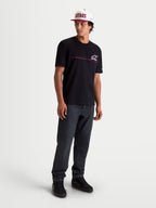 Alpinestars P1 CSF T-shirt, kortärmad sportswear t-shirt för herrar, svart med röd racingrand och logotypgrafik, mjuk finish, motorsport-inspirerad fritidsklädsel visad på modell.