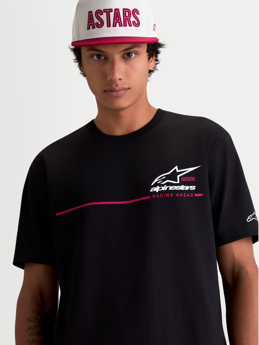 Alpinestars P1 CSF T-shirt, kortärmad sportswear-t-shirt, unisex, svart med vit logotyp och röd racingrandsgrafik på bröstet, mjuk bomullsblandning, på modell