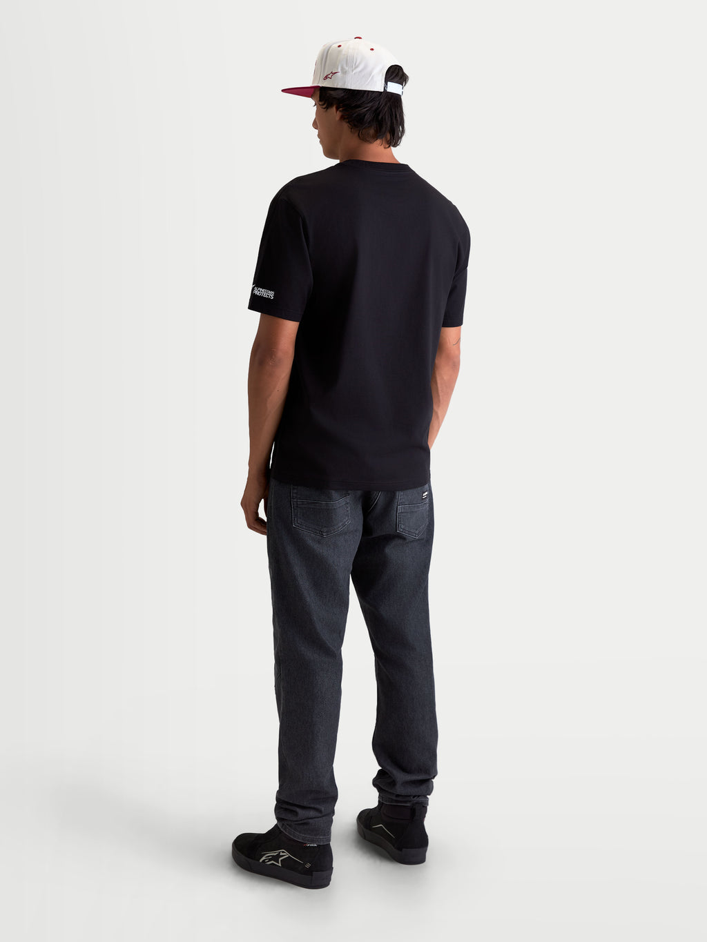 Alpinestars P1 CSF t-shirt, svart kortärmad sportswear-t-shirt för herr sedd bakifrån, mjuk bomullsblandning med diskret märkning på ärmen, bekväm passform för vardagsbruk
