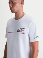 Alpinestars P1 CSF t-shirt, vit kortärmad unisex t-shirt med svart Astars-logotyp, röd racingrand och texten Racing Ahead på bröstet, bekväm bomullsblandning för vardagsbruk.