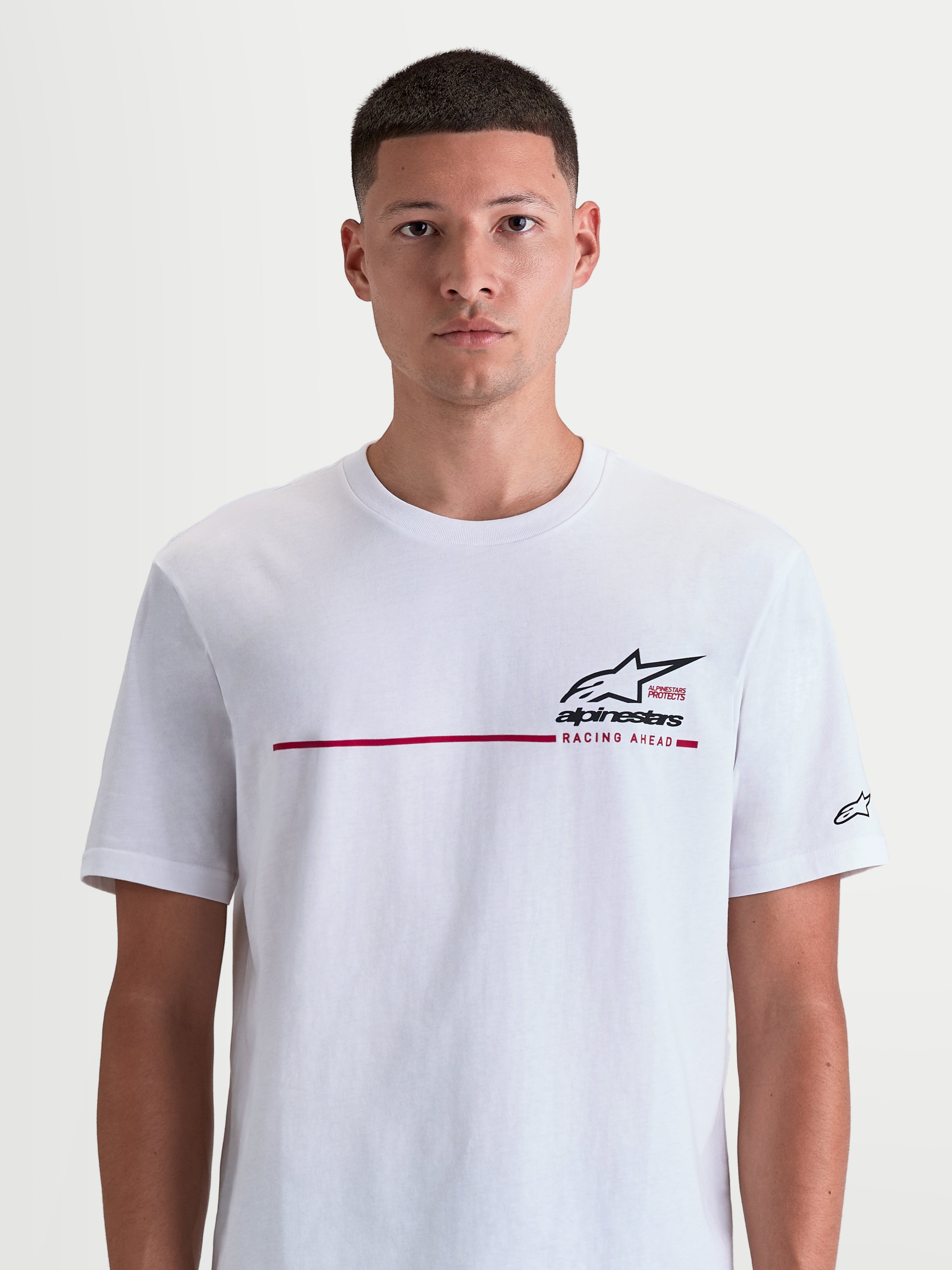 Alpinestars P1 CSF t-shirt, kortärmad t-shirt i unisex-modell, vit med röd och svart grafik, Astars-logotyp, röda racingränder och Racing Ahead-text, mjuk bomull- och polyesterblandning