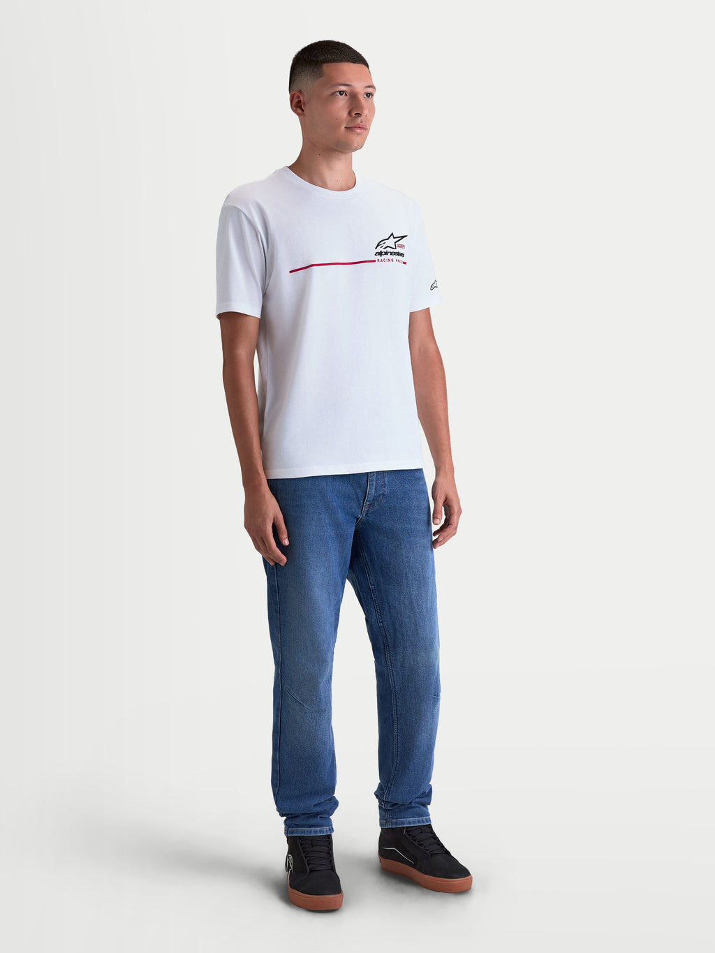 Alpinestars P1 CSF T-shirt, vit kortärmad t-shirt med svart och röd racingrandslogotyp på bröstet, mjuktryckt finish, herrmodell i bekväm bomulls- och polyesterblandning för vardagsbruk.