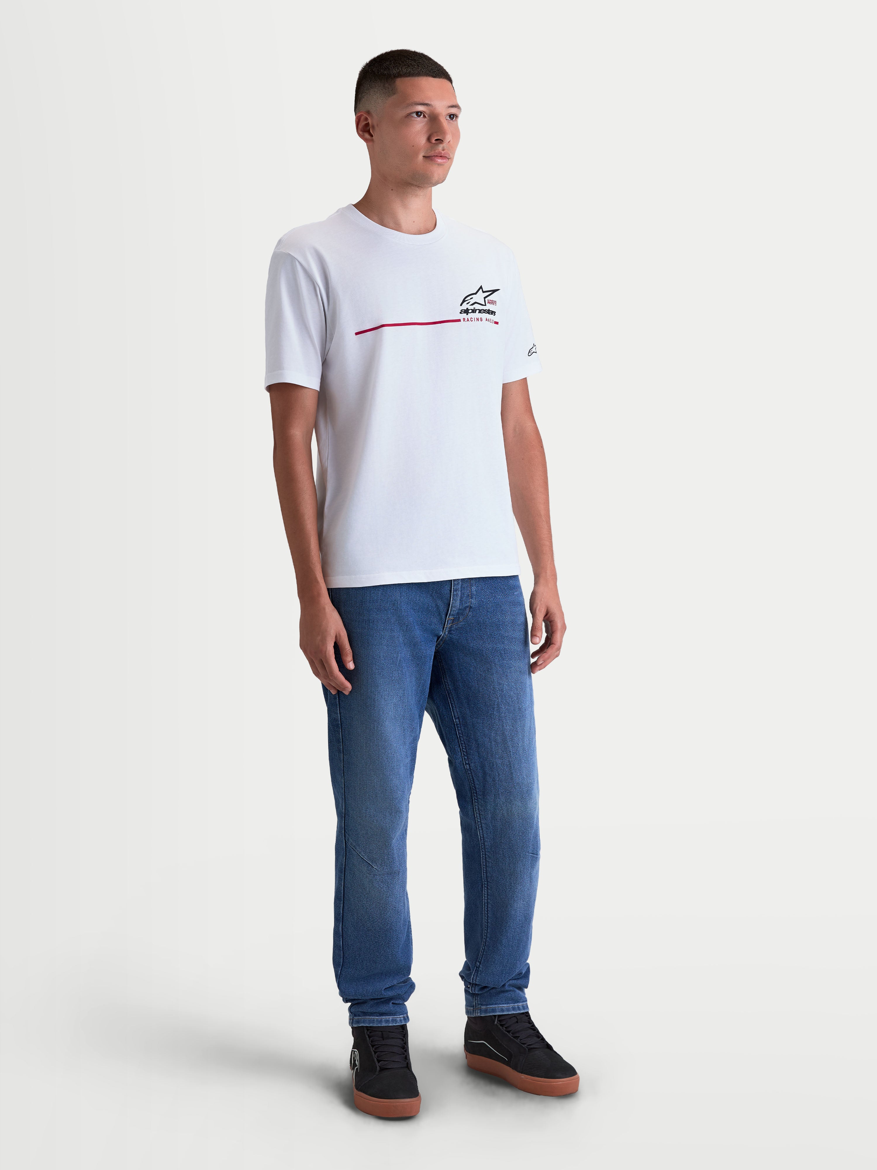 Alpinestars P1 CSF T-shirt, vit kortärmad t-shirt med svart och röd racingrandslogotyp på bröstet, mjuktryckt finish, herrmodell i bekväm bomulls- och polyesterblandning för vardagsbruk.
