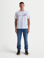 Alpinestars P1 CSF t-shirt, vit kortärmad t-shirt för herrar med röd och svart motorsportgrafik på bröstet, mjuk bomullsblandning för komfort och en sportig motorsportlook vid sidan av banan.
