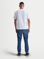 Alpinestars P1 CSF t-shirt, vit kortärmad sportswear-t-shirt i mjuk bomull-polyesterblandning, sedd bakifrån på modell, avslappnad motorsportstil