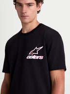 Alpinestars Lineout CSF t-shirt, kortärmad sportswear t-shirt på modell, svart med vit och röd Astars-logotyp på bröstet, mjuk bomull-polyesterblandning, avslappnade livsstilskläder