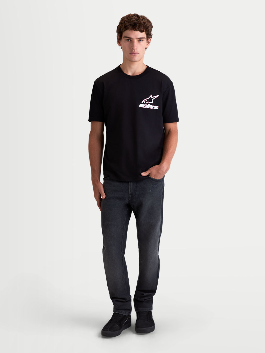 Alpinestars Lineout CSF t-shirt, svart kortärmad sportswear t-shirt för herrar med vit och rosa Astars-logotyp, på modell, mjuk bomulls- och polyesterblandning