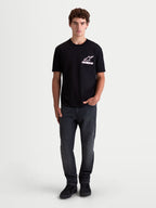Alpinestars Lineout CSF t-shirt, svart kortärmad sportswear t-shirt för herrar med vit och rosa Astars-logotyp, på modell, mjuk bomulls- och polyesterblandning