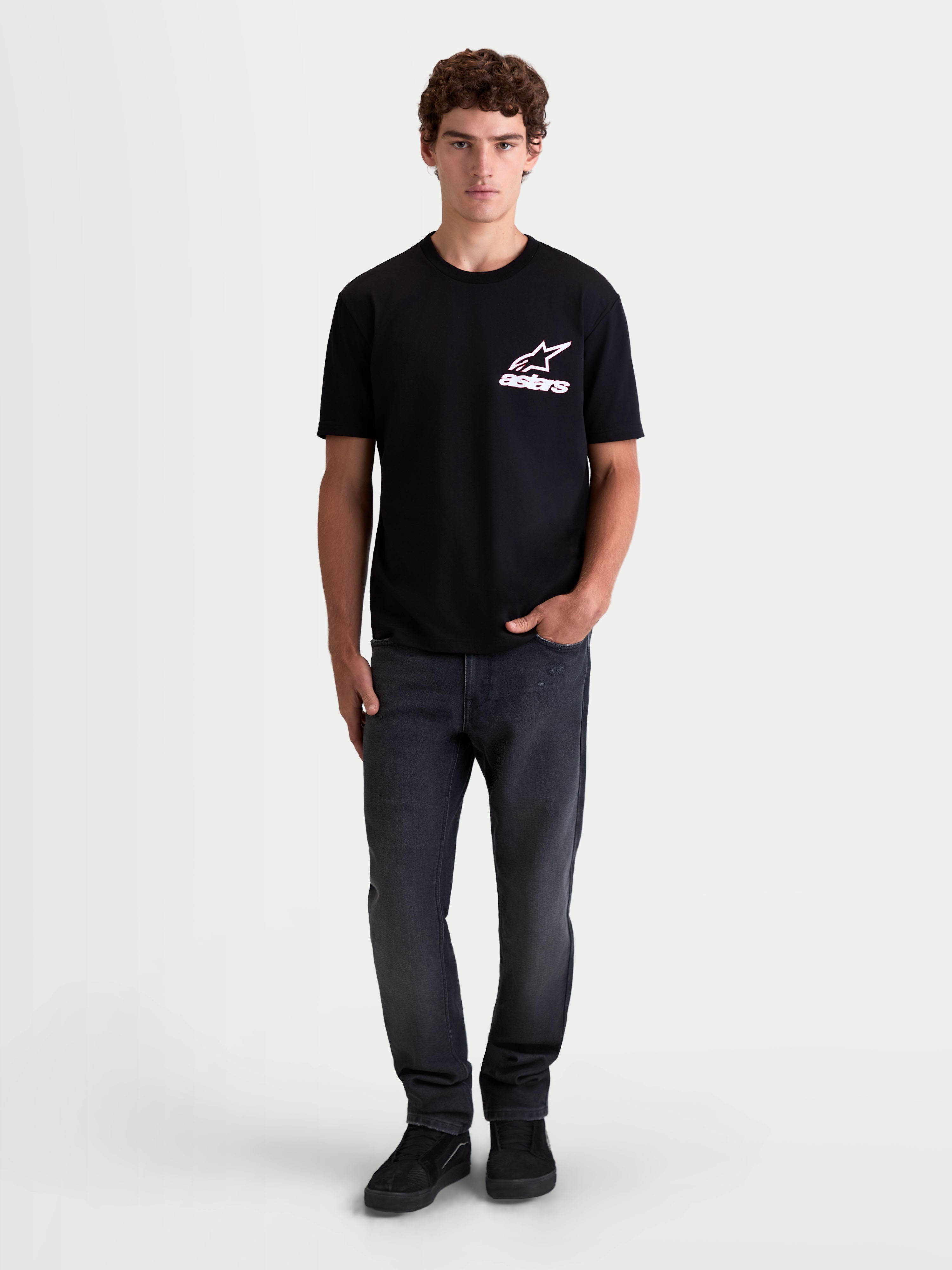 Alpinestars Lineout CSF t-shirt, svart kortärmad sportswear t-shirt för herrar med vit och rosa Astars-logotyp, på modell, mjuk bomulls- och polyesterblandning