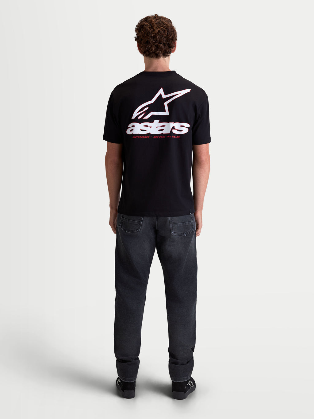 Alpinestars Lineout CSF t-shirt, kortärmad sportswear t-shirt för herrar, svart med stor vit Astars-logotyp och ”astars”-textgrafik på ryggen, visas på modell bakifrån, bomull-polyesterblandning.