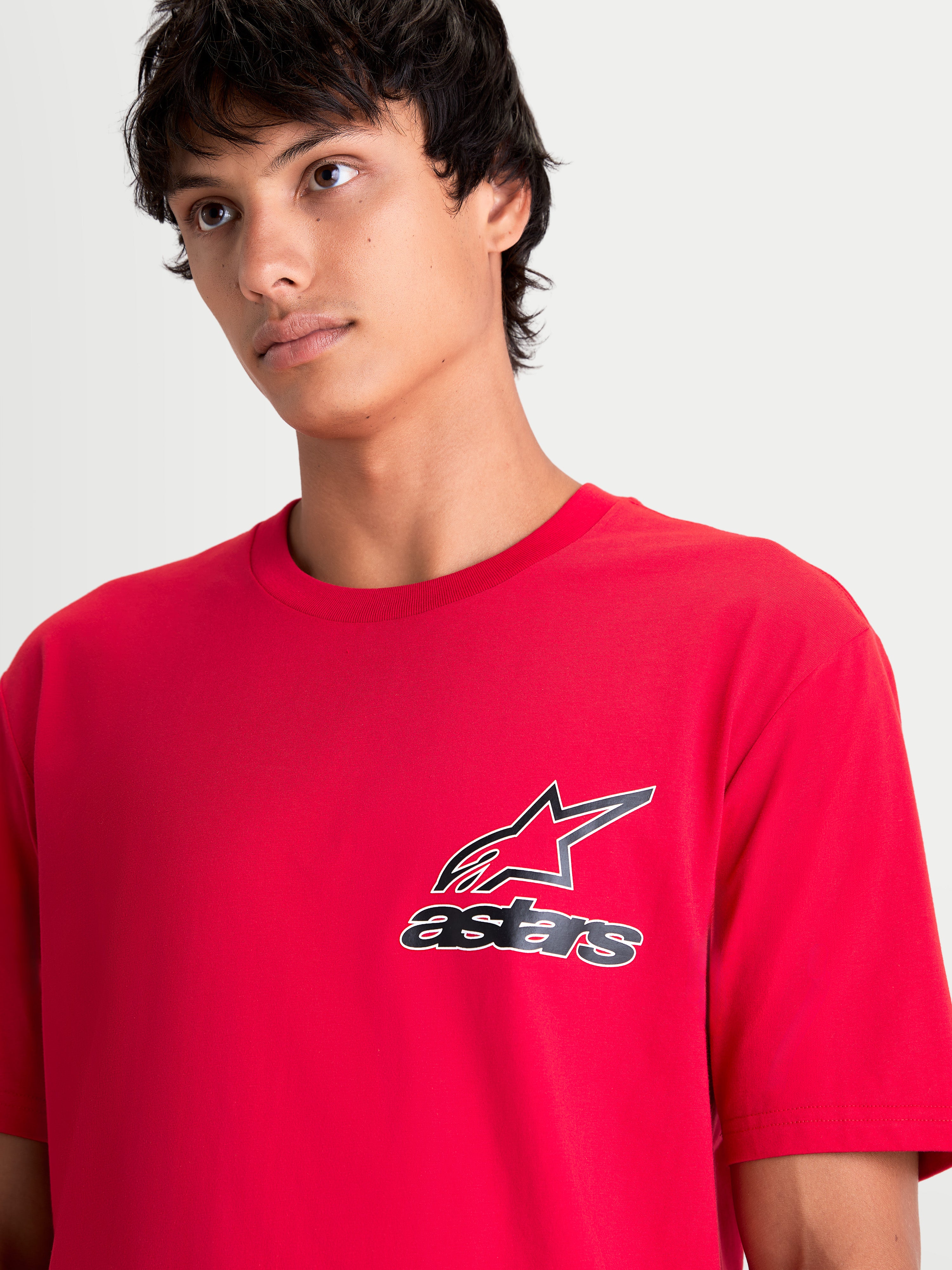 Alpinestars Lineout CSF t-shirt, röd kortärmad t-shirt på modell, svart och vit Astars-logotyp på bröstet, mjuk bomull-polyesterblandning, bekväm sportswear för vardagsbruk.