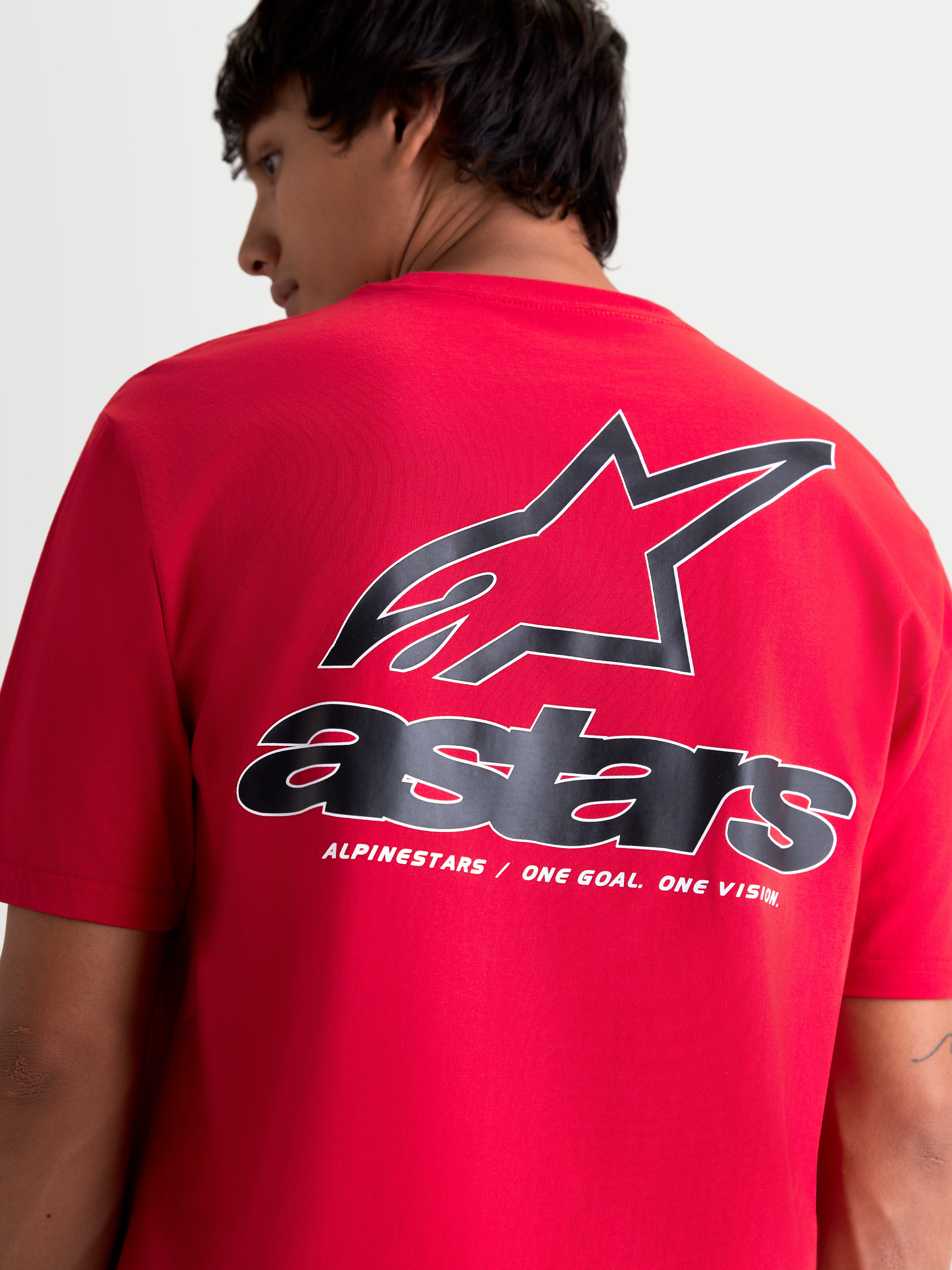 Alpinestars Lineout CSF t-shirt, kortärmad röd t-shirt, baksida på modell med stor svart och vit Astars-logotyp och tagline ”One Goal. One Vision.”, mjukt tryck, bekväm sportswear.