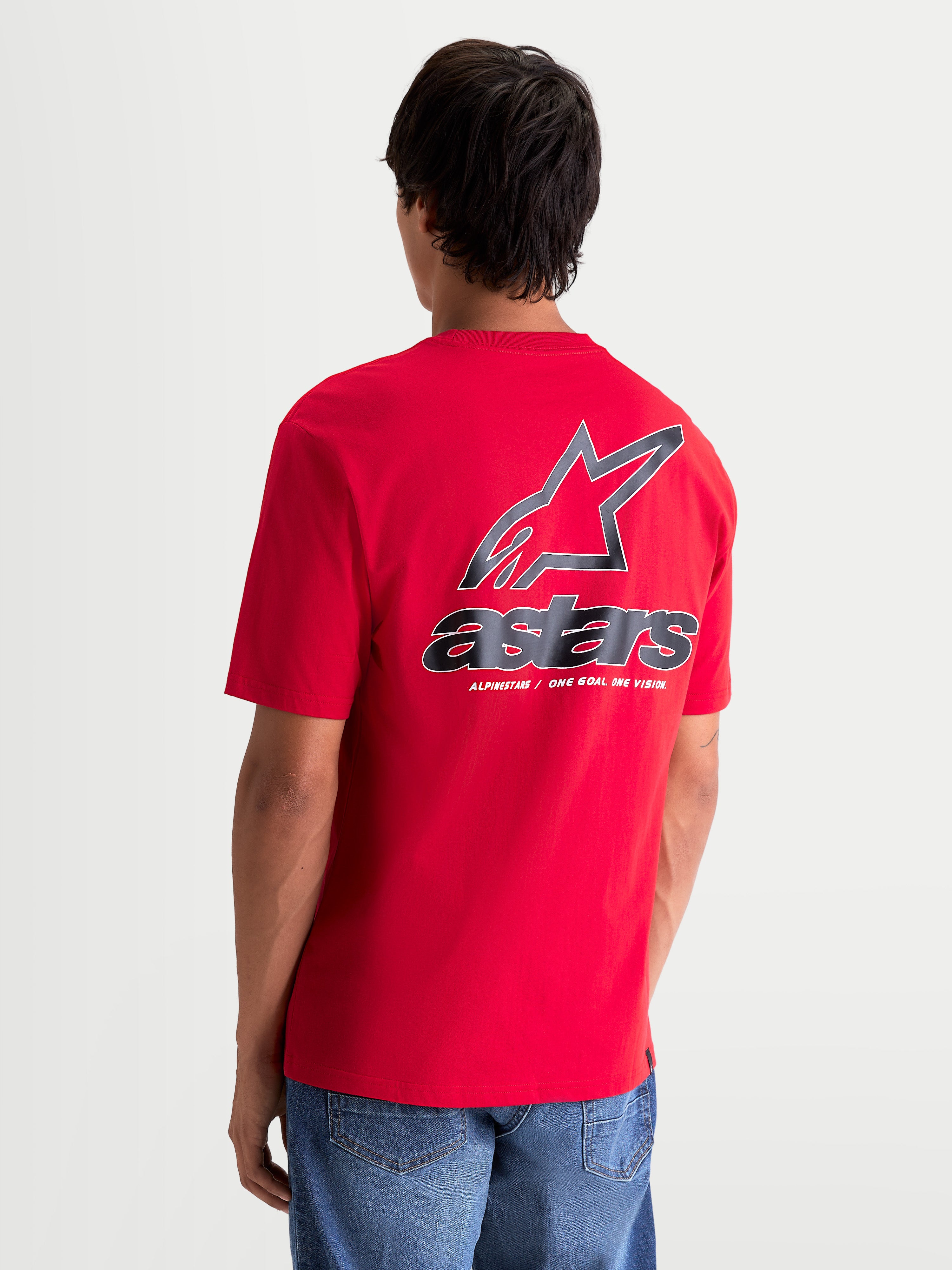 Alpinestars Lineout CSF t-shirt, röd kortärmad t-shirt, ryggvy på modell med stor Astars-logotyp och One Goal One Vision-branding, mjukt grafiskt tryck, vardaglig sportswear.
