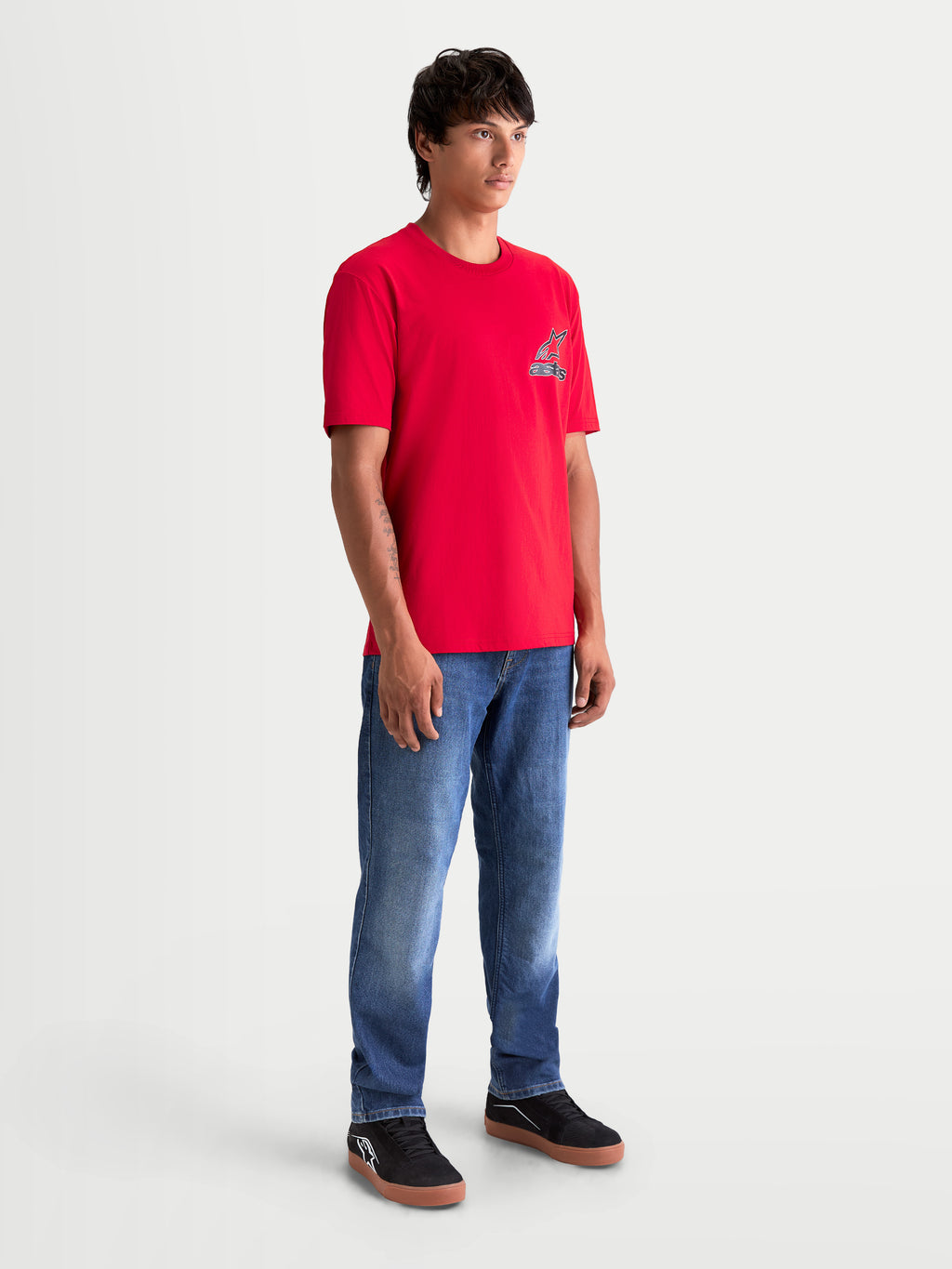 Alpinestars Lineout CSF t-shirt, röd kortärmad herr-t-shirt med en liten Astars-logotyp på bröstet, bekväm sportswear för vardagsbruk visad på modell