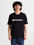 Alpinestars Race Wordmark CSF t-shirt, kortärmad t-shirt för herrar på modell, svart och vit, framträdande logotypgrafik framtill och Ageless-logotyp på ärmen, motorsportinspirerad sportswear