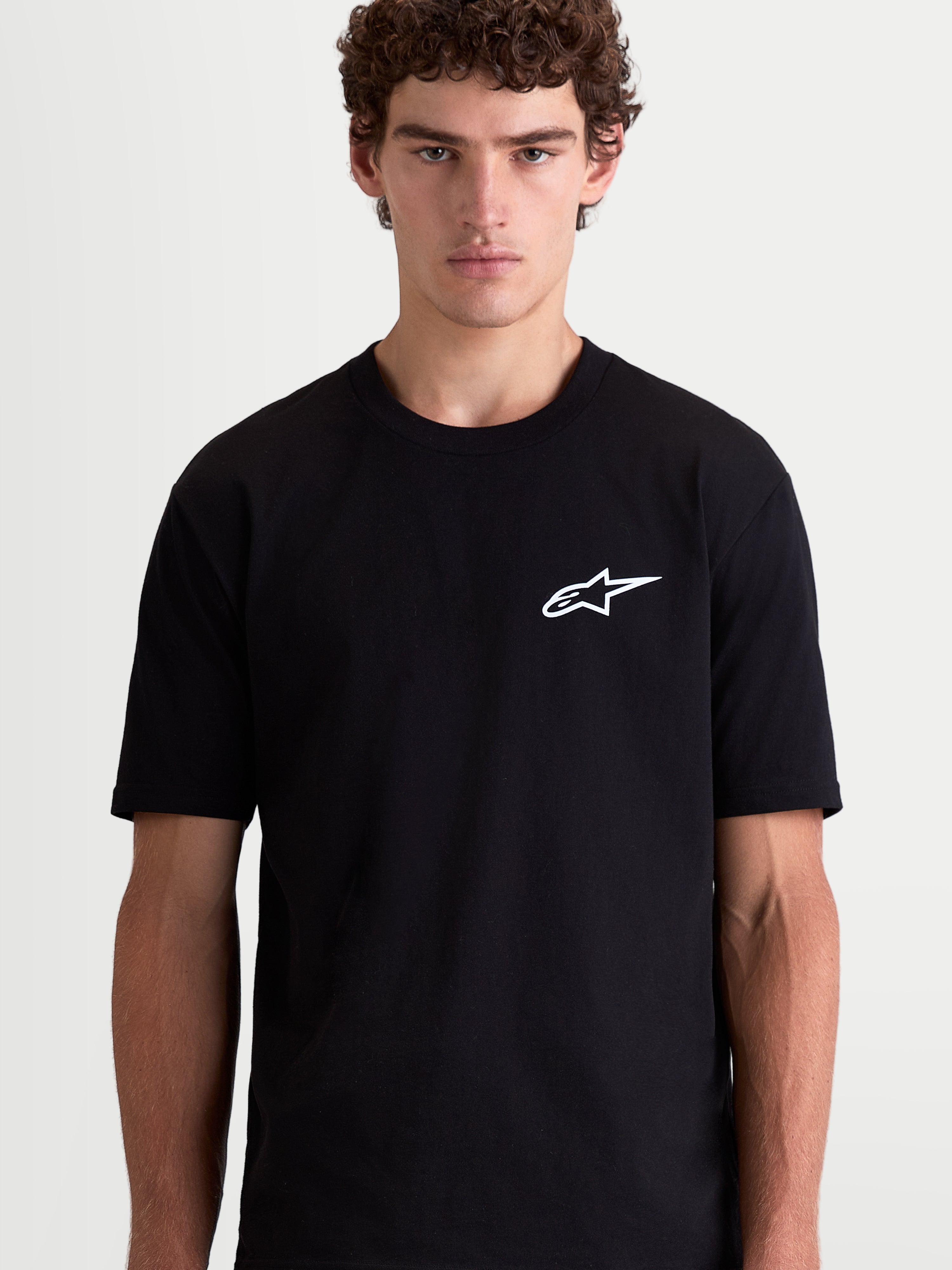 Alpinestars Combo Back CSF t-shirt, svart kortärmad t-shirt för herrar med liten vit Astars-logotyp på bröstet, motorsport-streetwear i premium bomulls-polyesterblandning.