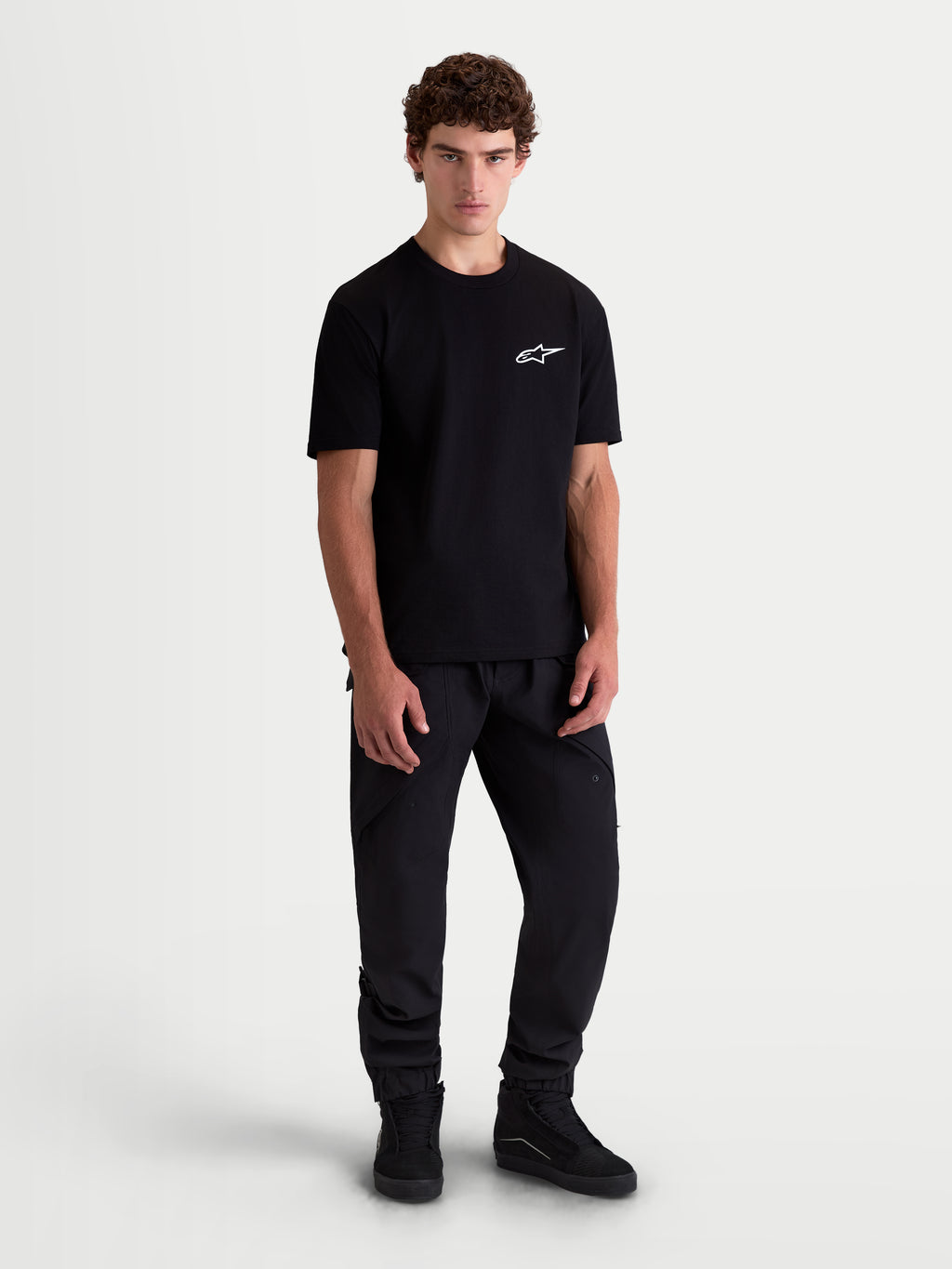 Alpinestars Combo Back CSF t-shirt, kortärmad herr-t-shirt, svart med vit Astars-logotyp på bröstet, mjuk bomulls- och polyesterblandning, helkroppsvy framifrån på modell.